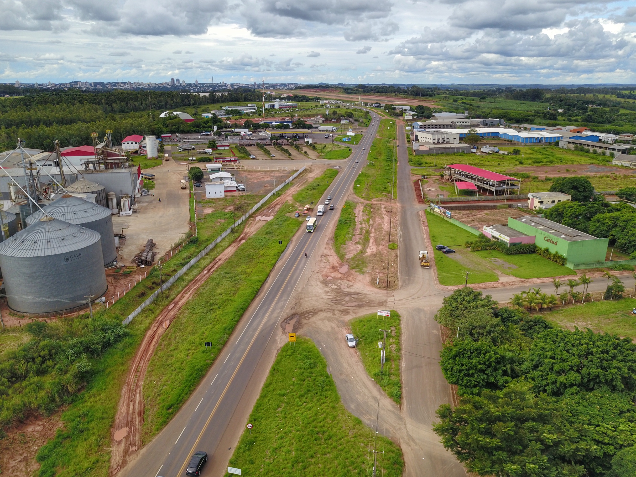Em visita à 45ª edição da Expo Umuarama na noite desta sexta-feira (15), o governador Carlos Massa Ratinho Junior anunciou um pacote de R$ 54,7 milhões em investimentos na PR-323. Foram assinadas três licitações de obras e projetos de duplicação e ampliação da capacidade de tráfego da rodovia, que é um importante corredor da malha estadual e proporciona ligação com países do Mercosul. PR - 323 - Umuarama, 15/03/2019 - foto: José Fernando Ogura/ANPr
