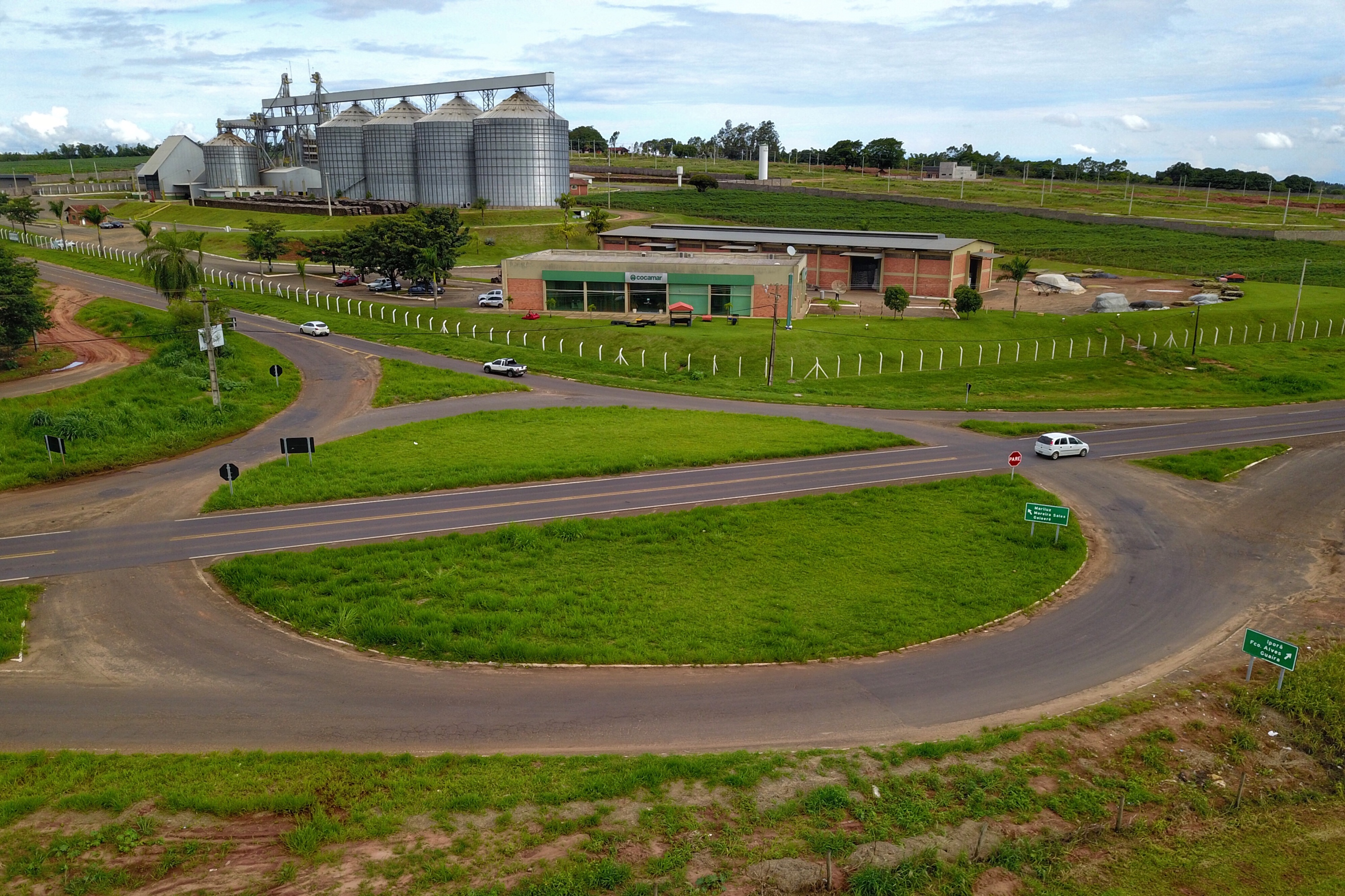 Em visita à 45ª edição da Expo Umuarama na noite desta sexta-feira (15), o governador Carlos Massa Ratinho Junior anunciou um pacote de R$ 54,7 milhões em investimentos na PR-323. Foram assinadas três licitações de obras e projetos de duplicação e ampliação da capacidade de tráfego da rodovia, que é um importante corredor da malha estadual e proporciona ligação com países do Mercosul. Trevio de acesso a Mariluz - Umuarama, 15/03/2019 - foto: José Fernando Ogura/ANPr