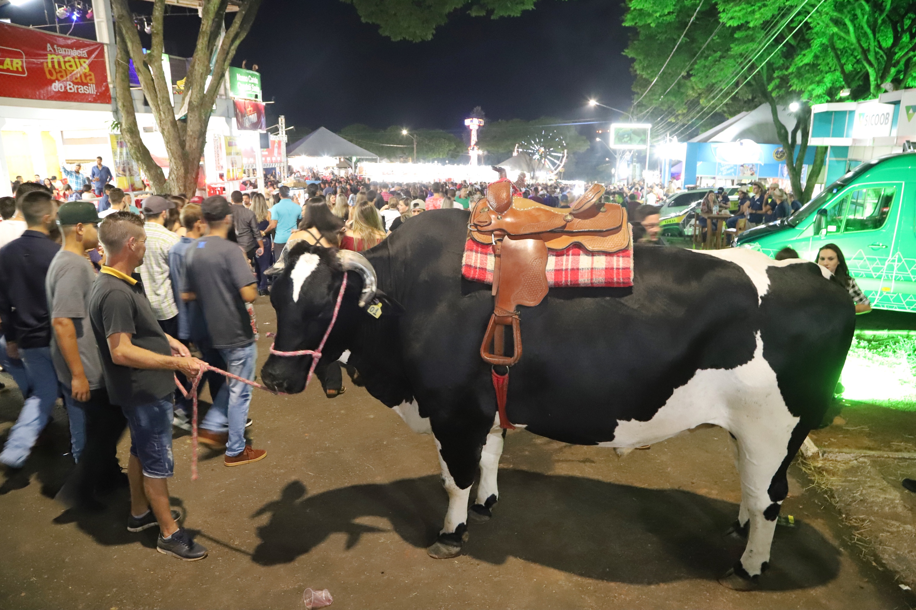 Em visita à 45ª edição da Expo Umuarama na noite desta sexta-feira (15), o governador Carlos Massa Ratinho Junior anunciou um pacote de R$ 54,7 milhões em investimentos na PR-323. Foram assinadas três licitações de obras e projetos de duplicação e ampliação da capacidade de tráfego da rodovia, que é um importante corredor da malha estadual e proporciona ligação com países do Mercosul. - Umuarama, 15/03/2019 - foto: José Fernando Ogura/ANPr