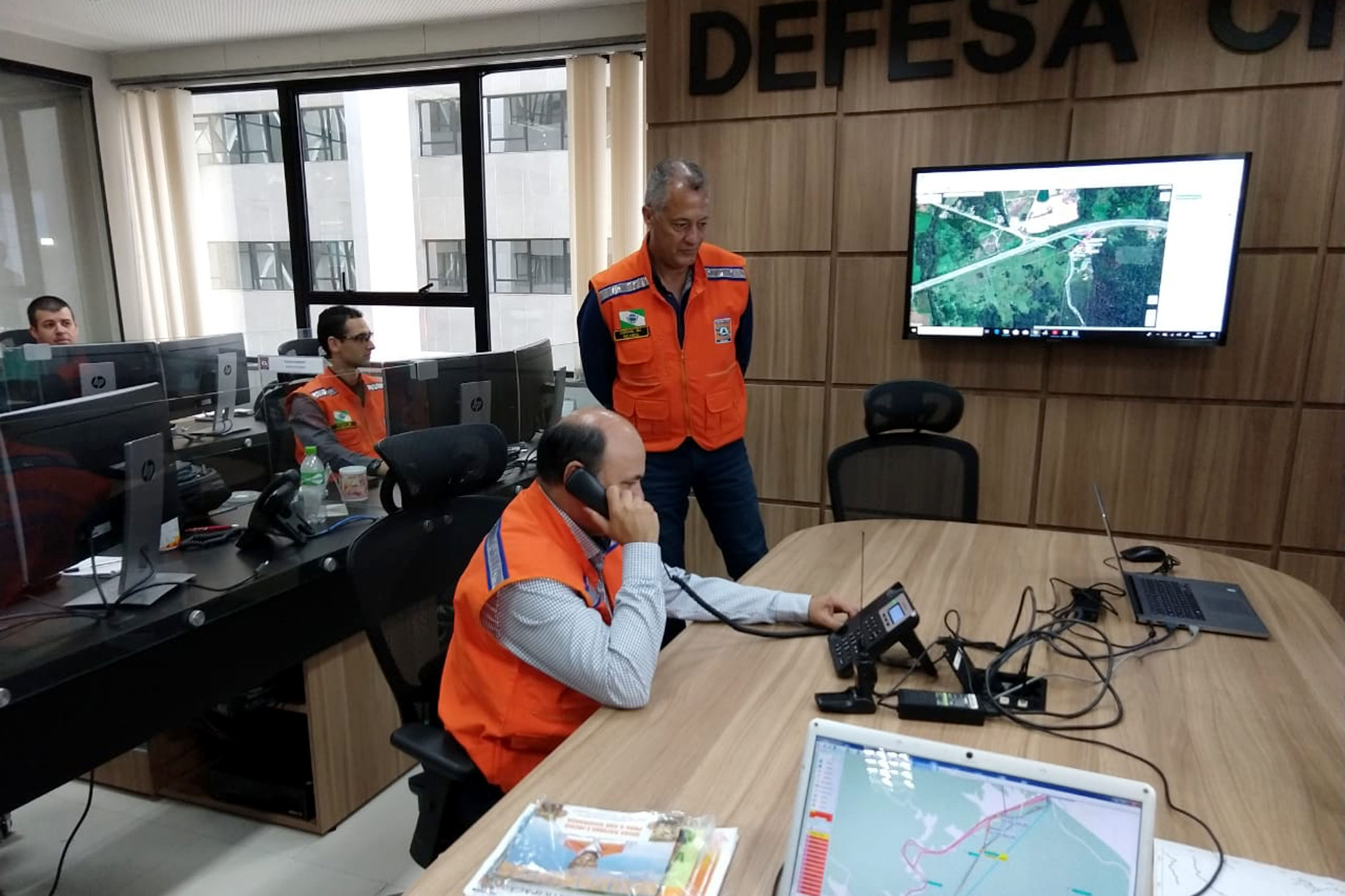 A manhã deste sábado (16) foi diferente para a comunidade do Rio Sagrado, em Morretes, no litoral do Estado. Ao mesmo tempo em que o simulado foi feito no Litoral, equipes da Defesa Civil Estadual monitoram as atividades a partir do Centro Estadual de Gerenciamento de Riscos e Desastres (Cegerd), localizado em Curitiba. - Curitiba, 16/03/2019 - Foto: Defesa Civil