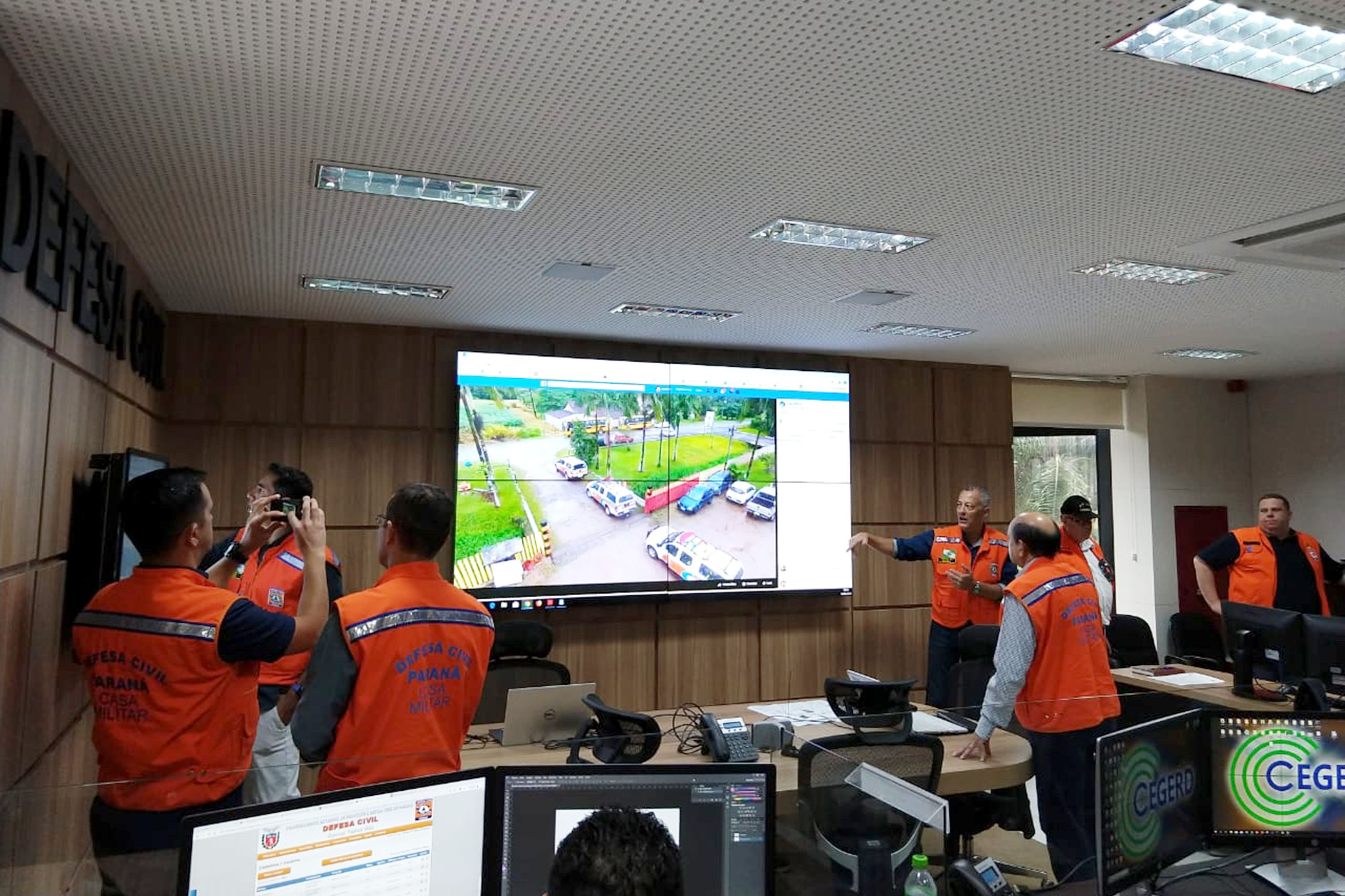 A manhã deste sábado (16) foi diferente para a comunidade do Rio Sagrado, em Morretes, no litoral do Estado. Ao mesmo tempo em que o simulado foi feito no Litoral, equipes da Defesa Civil Estadual monitoram as atividades a partir do Centro Estadual de Gerenciamento de Riscos e Desastres (Cegerd), localizado em Curitiba. - Curitiba, 16/03/2019 - Foto: Defesa Civil