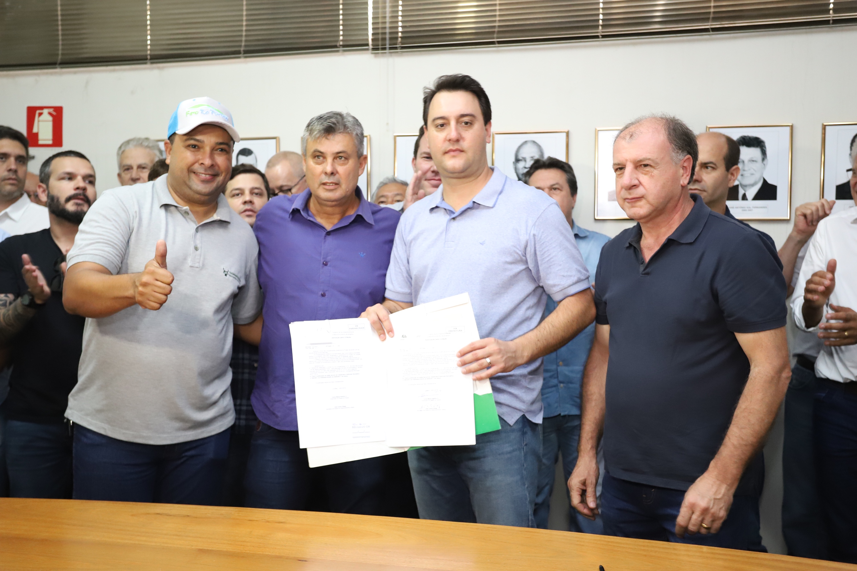 O governador Carlos Massa Ratinho Junior confirmou neste sábado (16) investimentos de R$ 2,82 milhões em obras e compra de máquinas e veículos para oito municípios da região Noroeste do Estado. Foram assinadas, na ExpoParanavaí, um dos principais eventos do agronegócio do Paraná, autorizações e homologações. - Paranavaí, 16/03/2019 - Foto: José Fernando Ogura/ANPr