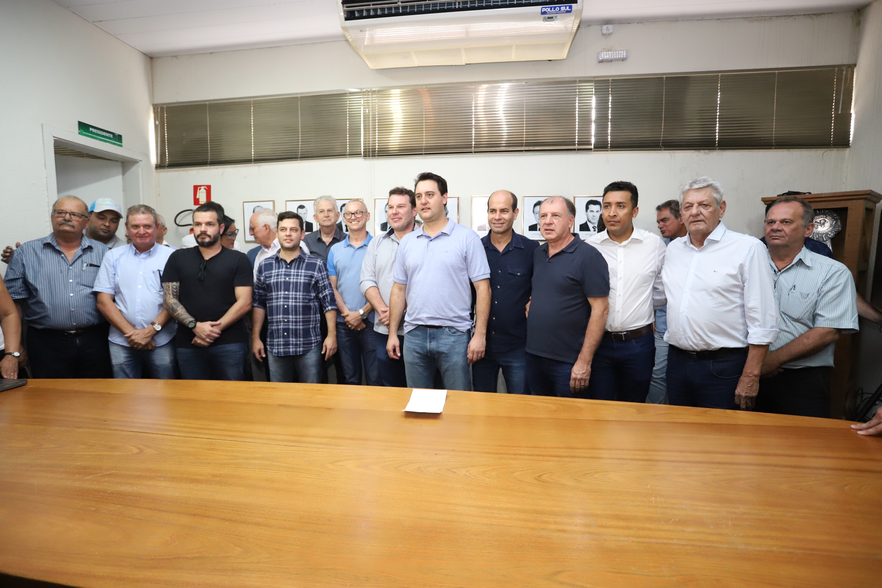 O governador Carlos Massa Ratinho Junior confirmou neste sábado (16) investimentos de R$ 2,82 milhões em obras e compra de máquinas e veículos para oito municípios da região Noroeste do Estado. Foram assinadas, na ExpoParanavaí, um dos principais eventos do agronegócio do Paraná, autorizações e homologações. - Paranavaí, 16/03/2019 - Foto: José Fernando Ogura/ANPr