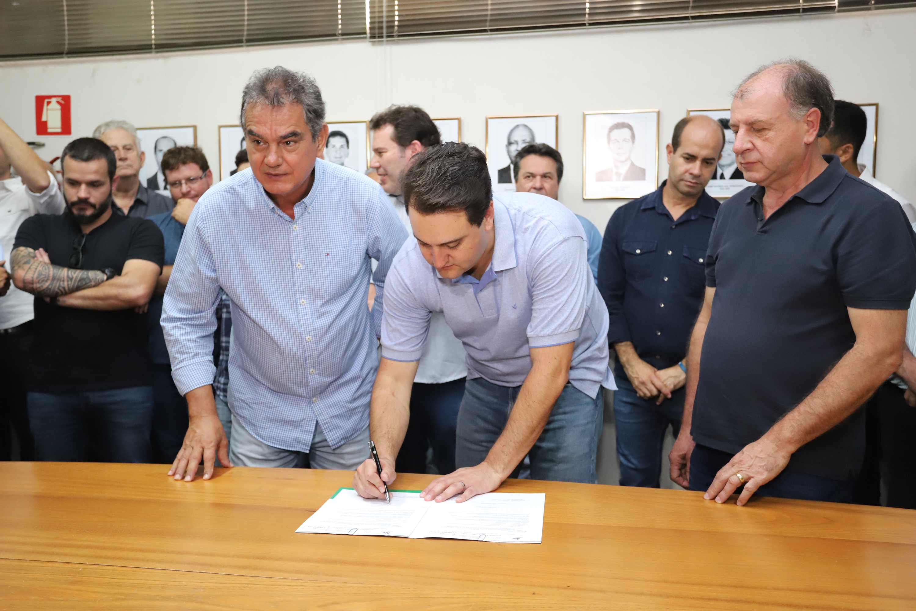 O governador Carlos Massa Ratinho Junior confirmou neste sábado (16) investimentos de R$ 2,82 milhões em obras e compra de máquinas e veículos para oito municípios da região Noroeste do Estado. Foram assinadas, na ExpoParanavaí, um dos principais eventos do agronegócio do Paraná, autorizações e homologações. - Paranavaí, 16/03/2019 - Foto: José Fernando Ogura/ANPr