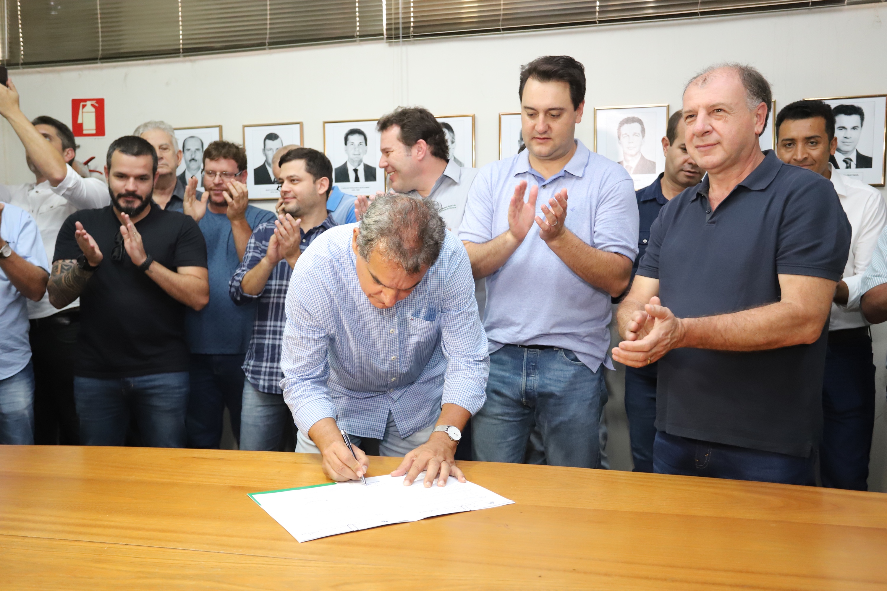 O governador Carlos Massa Ratinho Junior confirmou neste sábado (16) investimentos de R$ 2,82 milhões em obras e compra de máquinas e veículos para oito municípios da região Noroeste do Estado. Foram assinadas, na ExpoParanavaí, um dos principais eventos do agronegócio do Paraná, autorizações e homologações. - Paranavaí, 16/03/2019 - Foto: José Fernando Ogura/ANPr