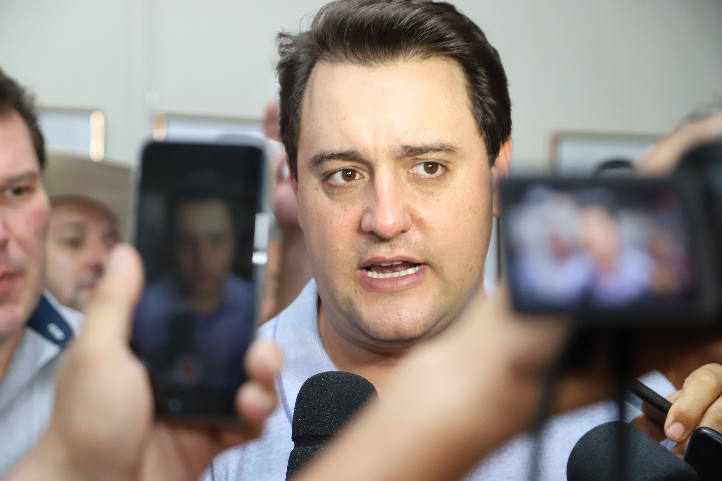 O governador Carlos Massa Ratinho Junior confirmou neste sábado (16) investimentos de R$ 2,82 milhões em obras e compra de máquinas e veículos para oito municípios da região Noroeste do Estado. Foram assinadas, na ExpoParanavaí, um dos principais eventos do agronegócio do Paraná, autorizações e homologações. - Paranavaí, 16/03/2019 - Foto: José Fernando Ogura/ANPr