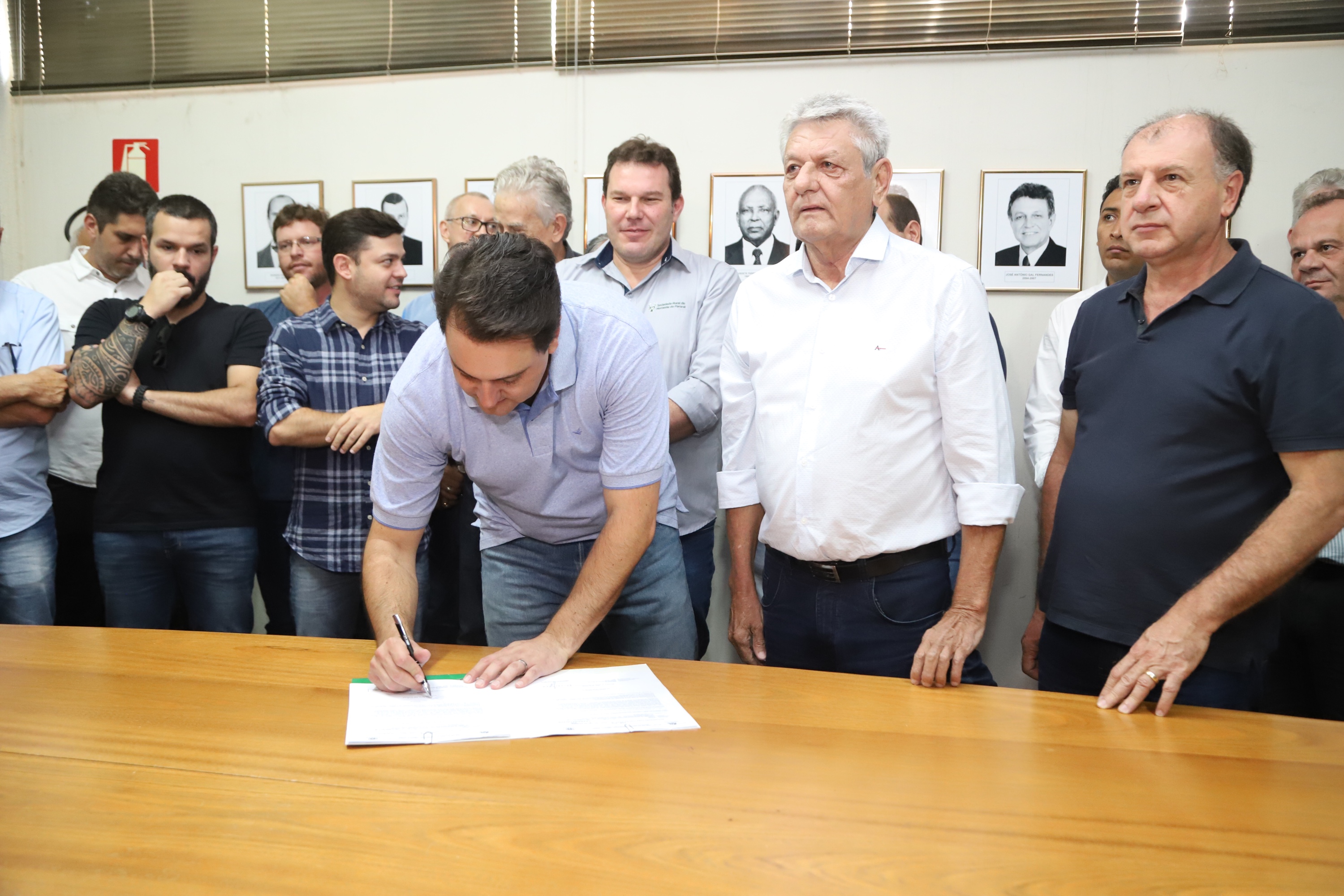 O governador Carlos Massa Ratinho Junior confirmou neste sábado (16) investimentos de R$ 2,82 milhões em obras e compra de máquinas e veículos para oito municípios da região Noroeste do Estado. Foram assinadas, na ExpoParanavaí, um dos principais eventos do agronegócio do Paraná, autorizações e homologações. - Paranavaí, 16/03/2019 - Foto: José Fernando Ogura/ANPr