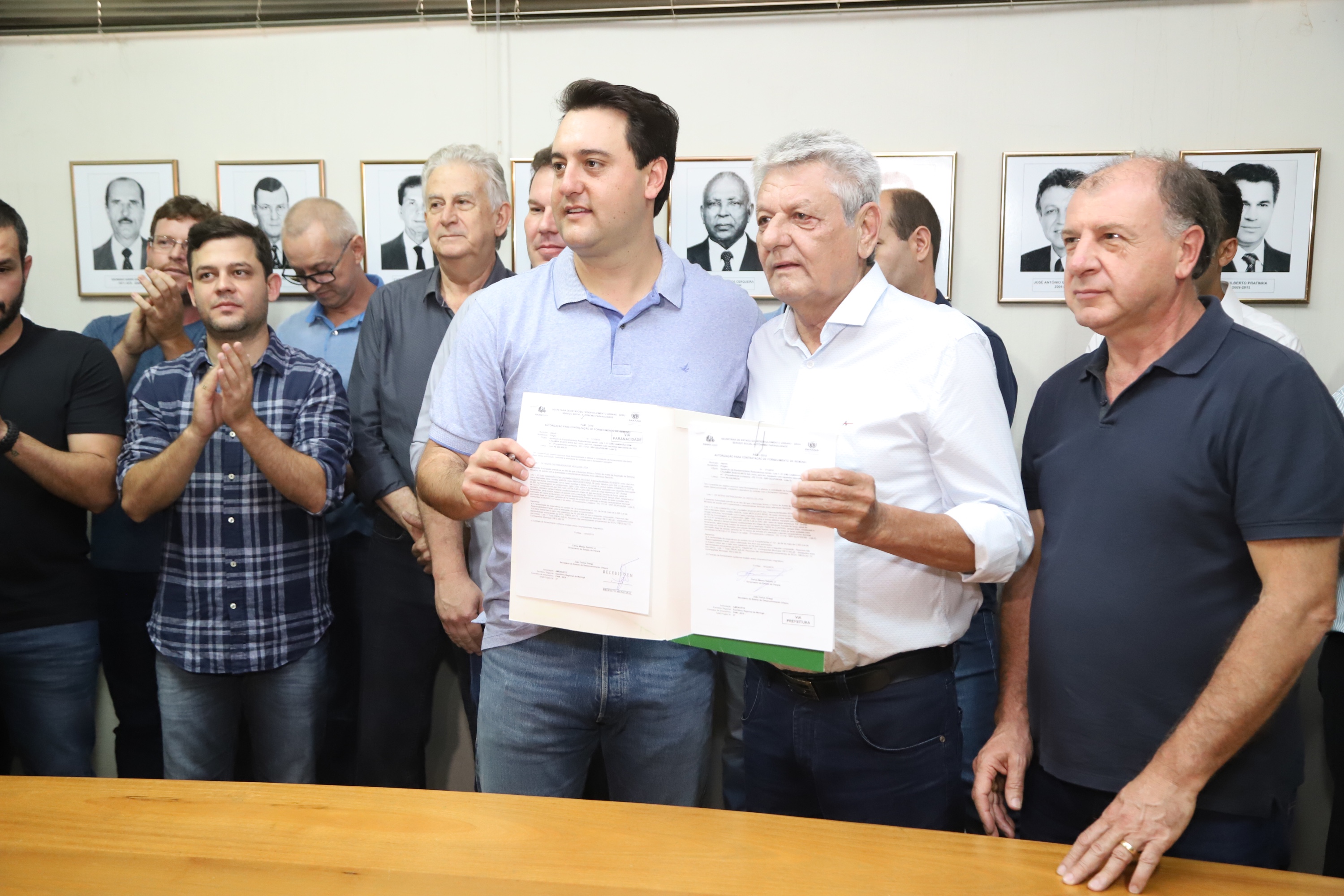 O governador Carlos Massa Ratinho Junior confirmou neste sábado (16) investimentos de R$ 2,82 milhões em obras e compra de máquinas e veículos para oito municípios da região Noroeste do Estado. Foram assinadas, na ExpoParanavaí, um dos principais eventos do agronegócio do Paraná, autorizações e homologações. - Paranavaí, 16/03/2019 - Foto: José Fernando Ogura/ANPr