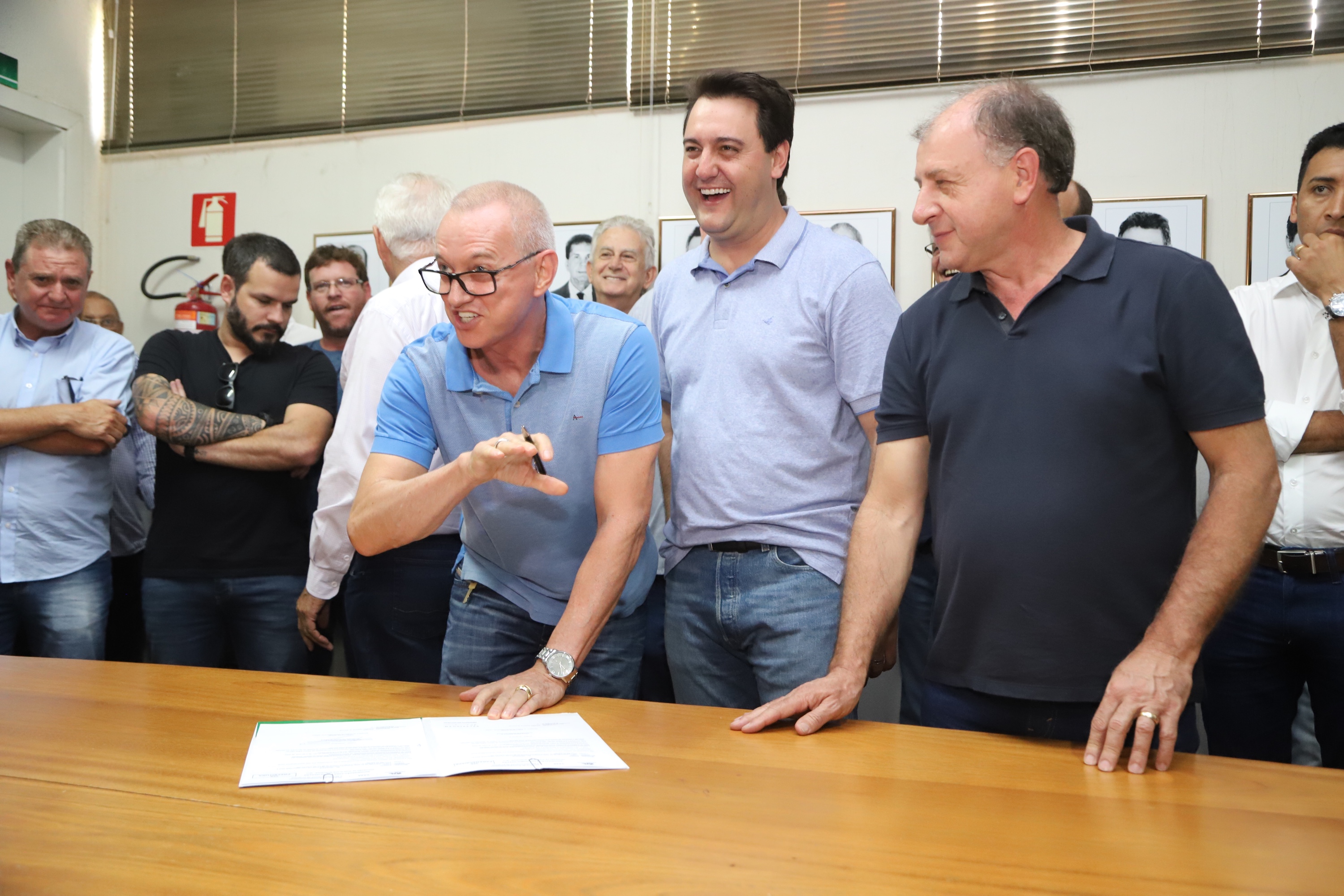 O governador Carlos Massa Ratinho Junior confirmou neste sábado (16) investimentos de R$ 2,82 milhões em obras e compra de máquinas e veículos para oito municípios da região Noroeste do Estado. Foram assinadas, na ExpoParanavaí, um dos principais eventos do agronegócio do Paraná, autorizações e homologações. - Paranavaí, 16/03/2019 - Foto: José Fernando Ogura/ANPr