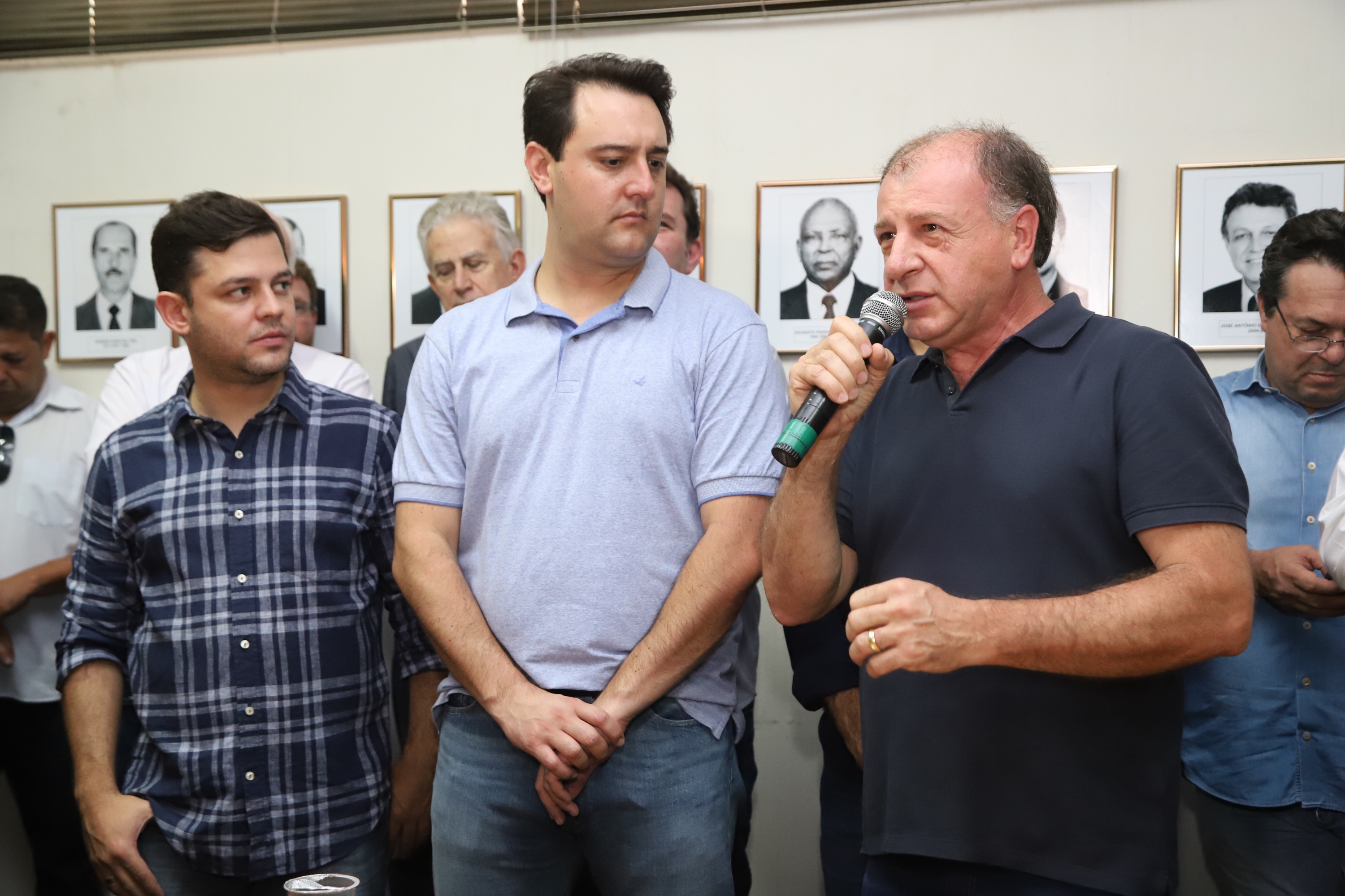 O governador Carlos Massa Ratinho Junior confirmou neste sábado (16) investimentos de R$ 2,82 milhões em obras e compra de máquinas e veículos para oito municípios da região Noroeste do Estado. Foram assinadas, na ExpoParanavaí, um dos principais eventos do agronegócio do Paraná, autorizações e homologações. - Paranavaí, 16/03/2019 - Foto: José Fernando Ogura/ANPr