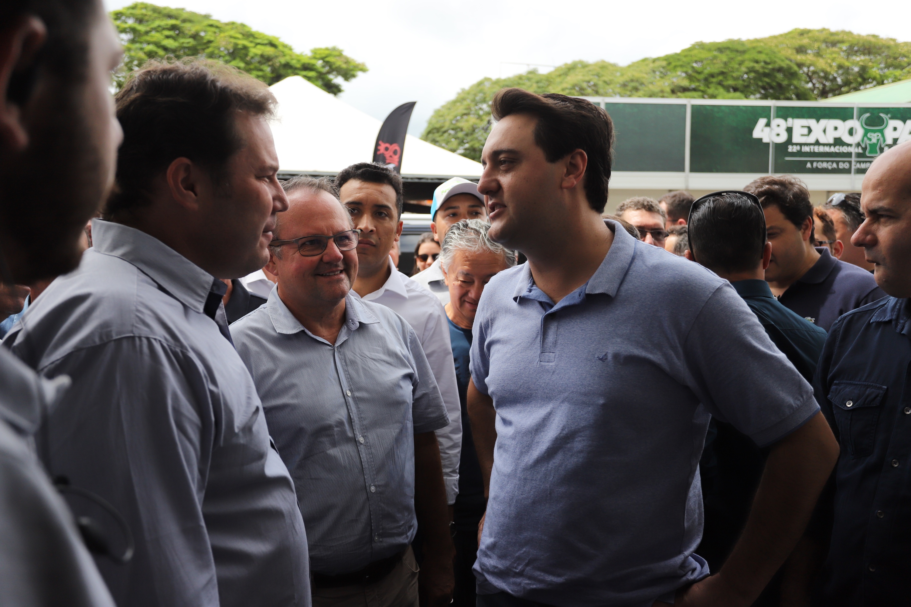 O governador Carlos Massa Ratinho Junior confirmou neste sábado (16) investimentos de R$ 2,82 milhões em obras e compra de máquinas e veículos para oito municípios da região Noroeste do Estado. Foram assinadas, na ExpoParanavaí, um dos principais eventos do agronegócio do Paraná, autorizações e homologações. - Paranavaí, 16/03/2019 - Foto: José Fernando Ogura/ANPr