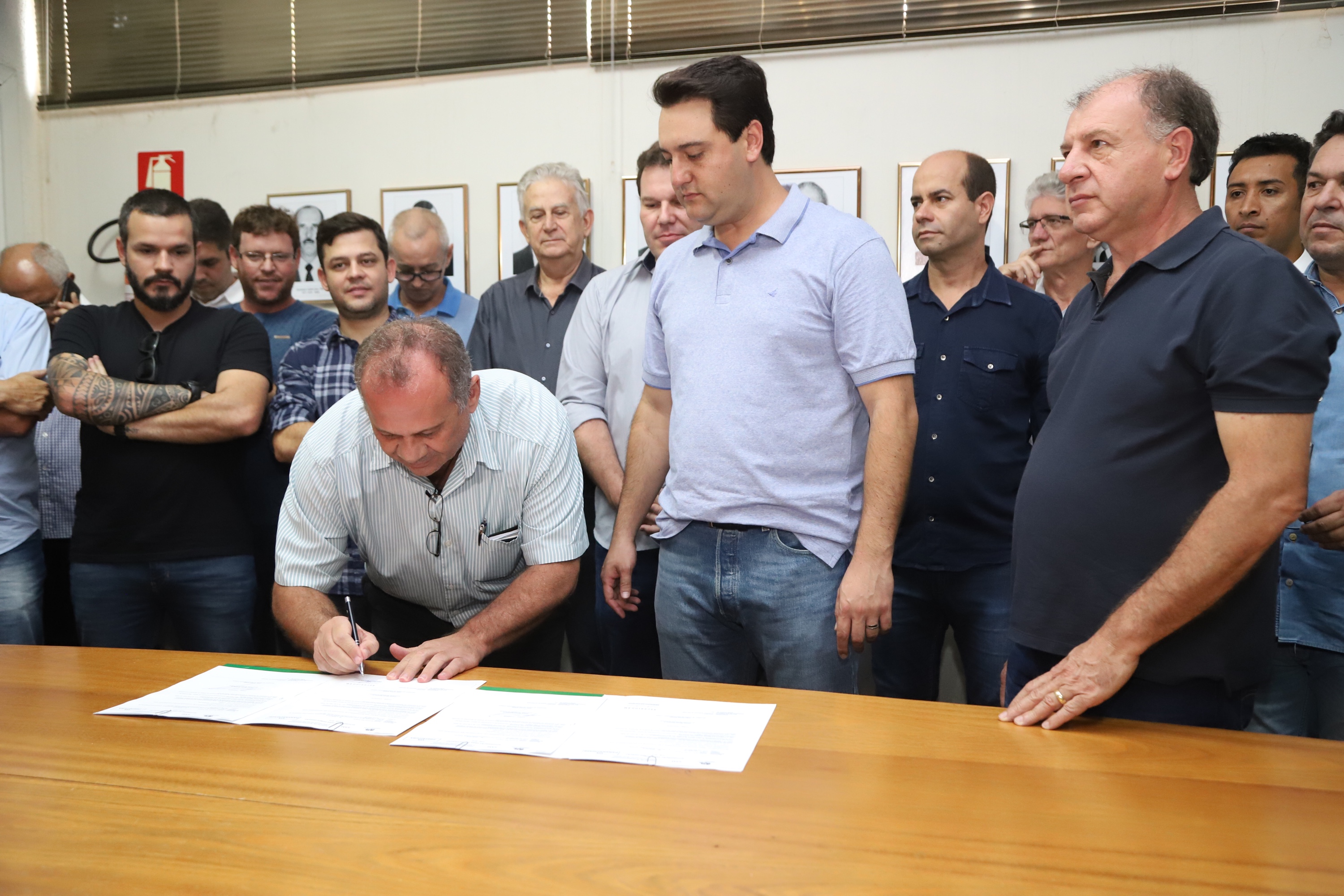 O governador Carlos Massa Ratinho Junior confirmou neste sábado (16) investimentos de R$ 2,82 milhões em obras e compra de máquinas e veículos para oito municípios da região Noroeste do Estado. Foram assinadas, na ExpoParanavaí, um dos principais eventos do agronegócio do Paraná, autorizações e homologações. - Paranavaí, 16/03/2019 - Foto: José Fernando Ogura/ANPr