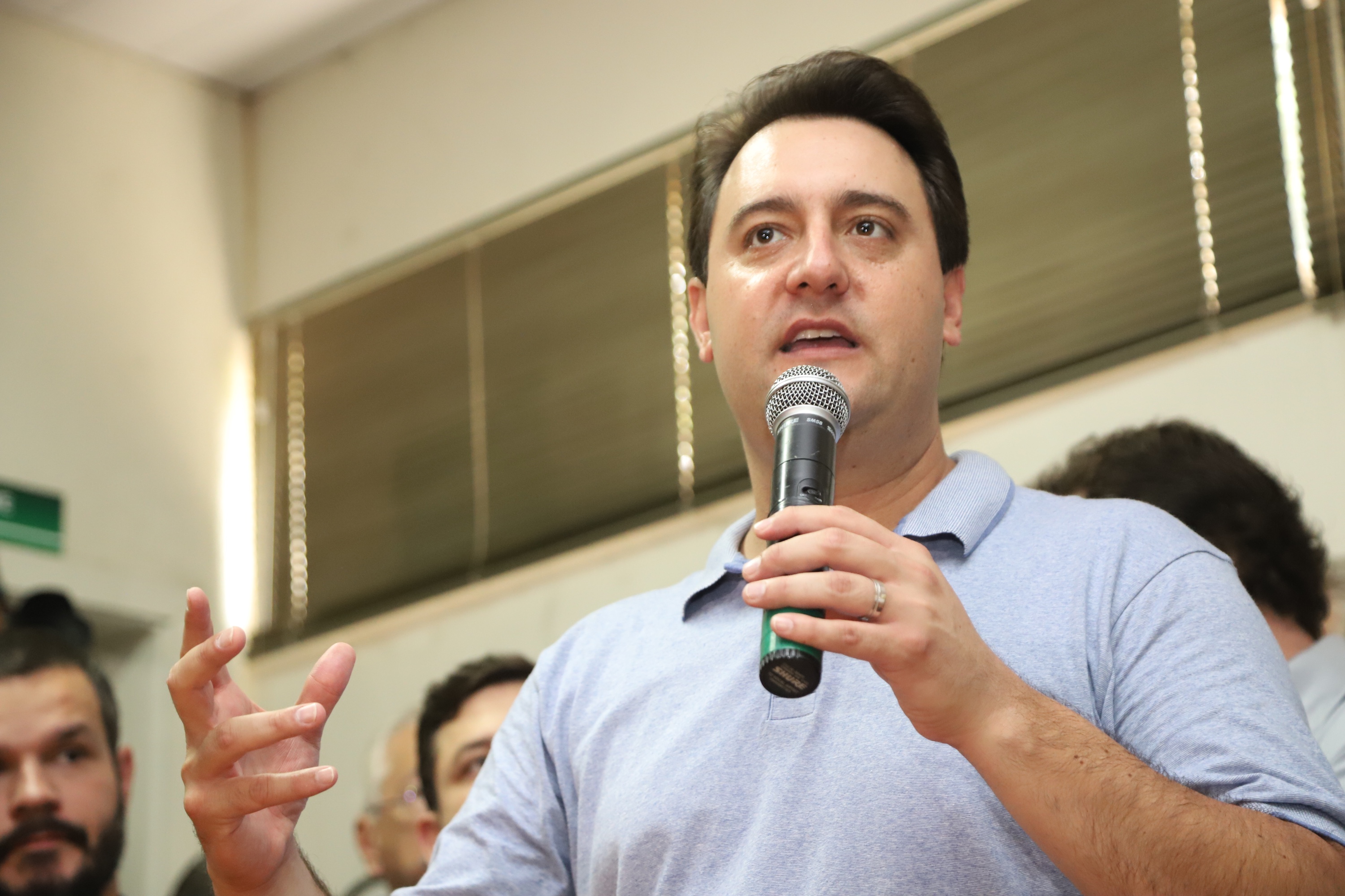 O governador Carlos Massa Ratinho Junior confirmou neste sábado (16) investimentos de R$ 2,82 milhões em obras e compra de máquinas e veículos para oito municípios da região Noroeste do Estado. Foram assinadas, na ExpoParanavaí, um dos principais eventos do agronegócio do Paraná, autorizações e homologações. - Paranavaí, 16/03/2019 - Foto: José Fernando Ogura/ANPr