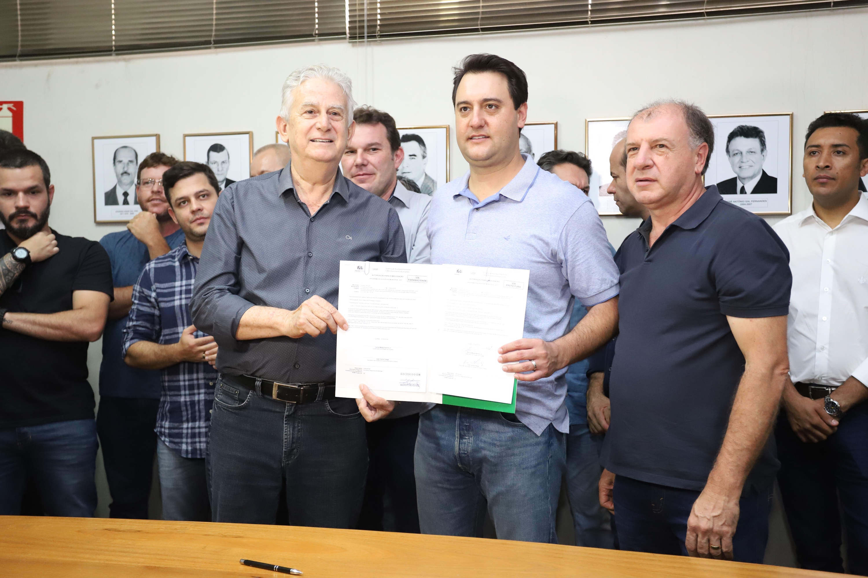 O governador Carlos Massa Ratinho Junior confirmou neste sábado (16) investimentos de R$ 2,82 milhões em obras e compra de máquinas e veículos para oito municípios da região Noroeste do Estado. Foram assinadas, na ExpoParanavaí, um dos principais eventos do agronegócio do Paraná, autorizações e homologações. - Paranavaí, 16/03/2019 - Foto: José Fernando Ogura/ANPr