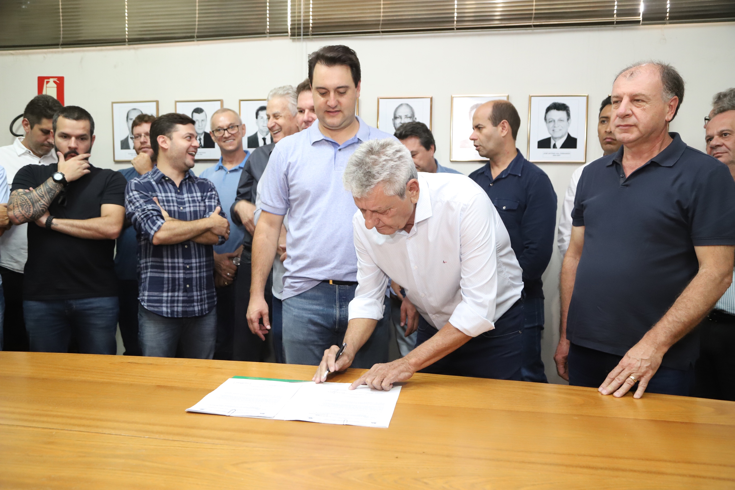 O governador Carlos Massa Ratinho Junior confirmou neste sábado (16) investimentos de R$ 2,82 milhões em obras e compra de máquinas e veículos para oito municípios da região Noroeste do Estado. Foram assinadas, na ExpoParanavaí, um dos principais eventos do agronegócio do Paraná, autorizações e homologações. - Paranavaí, 16/03/2019 - Foto: José Fernando Ogura/ANPr