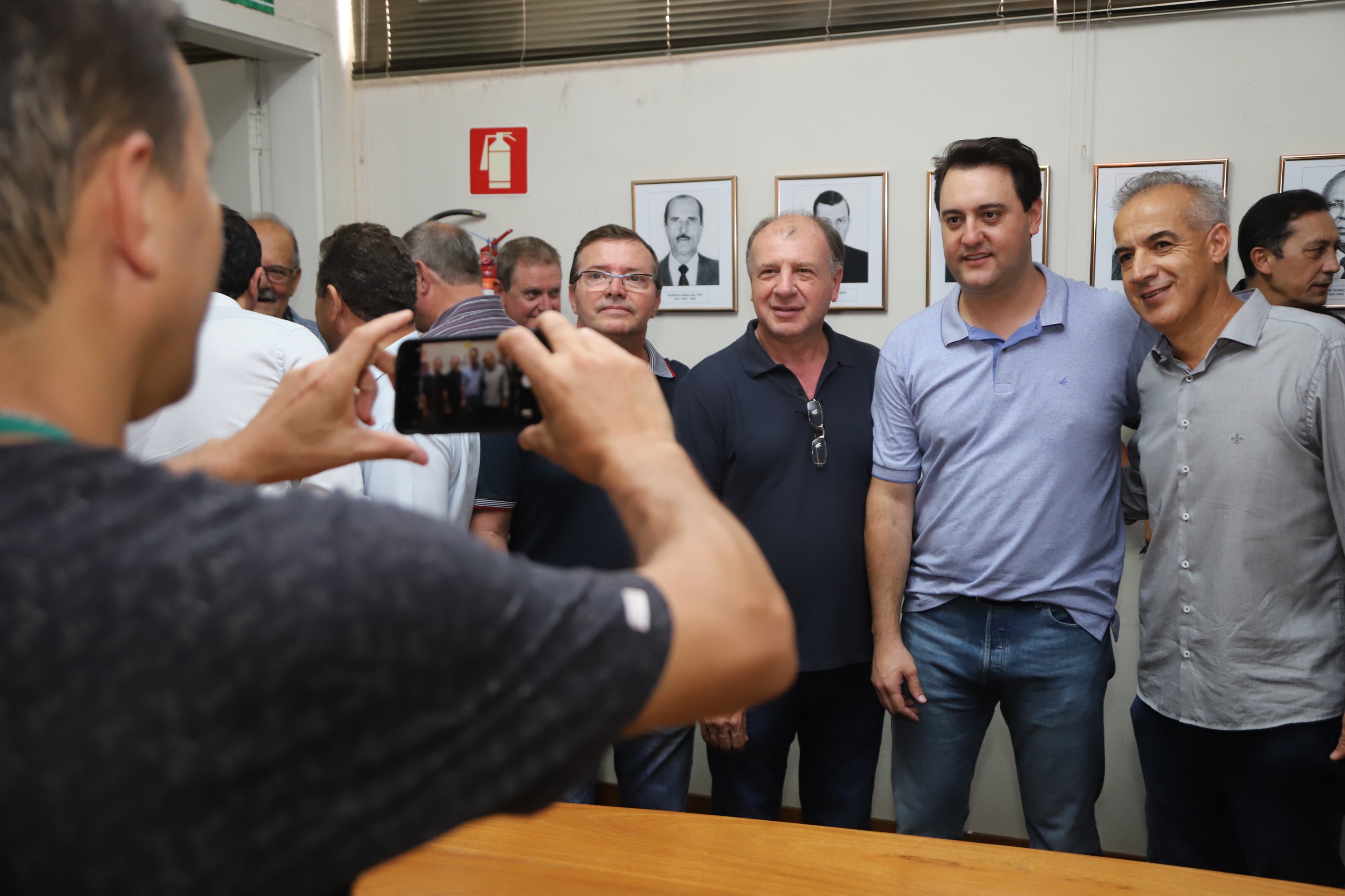 O governador Carlos Massa Ratinho Junior confirmou neste sábado (16) investimentos de R$ 2,82 milhões em obras e compra de máquinas e veículos para oito municípios da região Noroeste do Estado. Foram assinadas, na ExpoParanavaí, um dos principais eventos do agronegócio do Paraná, autorizações e homologações. - Paranavaí, 16/03/2019 - Foto: José Fernando Ogura/ANPr