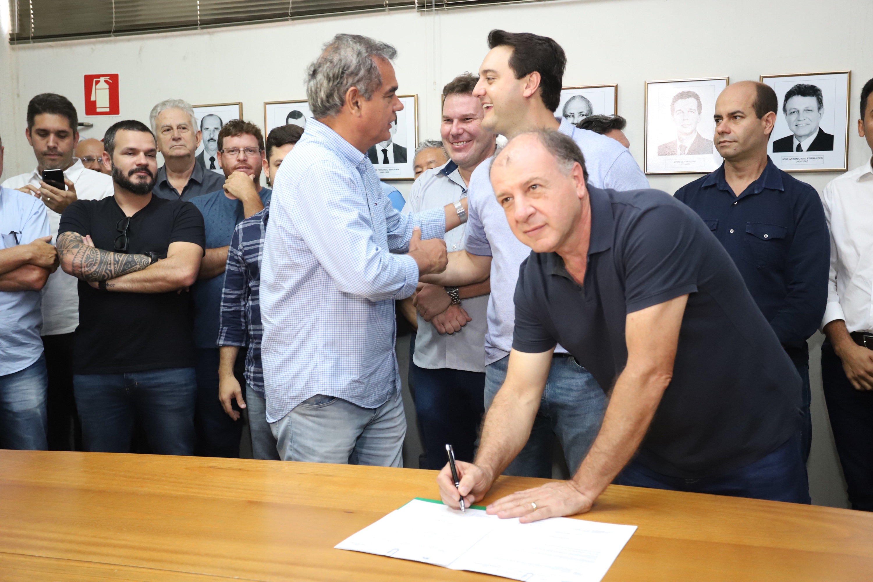 O governador Carlos Massa Ratinho Junior confirmou neste sábado (16) investimentos de R$ 2,82 milhões em obras e compra de máquinas e veículos para oito municípios da região Noroeste do Estado. Foram assinadas, na ExpoParanavaí, um dos principais eventos do agronegócio do Paraná, autorizações e homologações. - Paranavaí, 16/03/2019 - Foto: José Fernando Ogura/ANPr