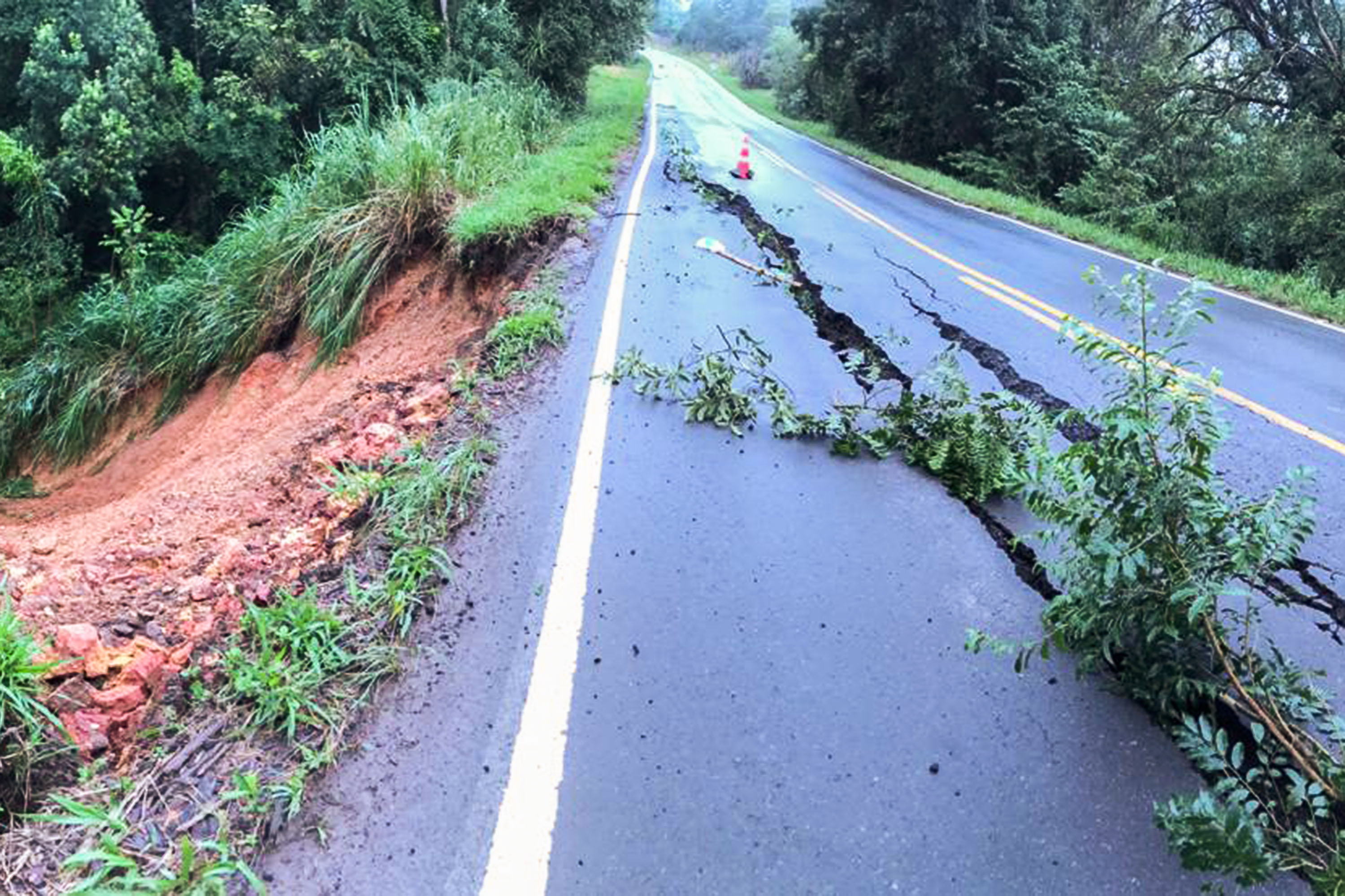 Interdição da PR-340 entre Tibagi e Telêmaco Borba, por conta de um desmoronamento de terra na tarde de sábado (16) - Curitiba, 17/03/2019 - Foto: Divulgação DER