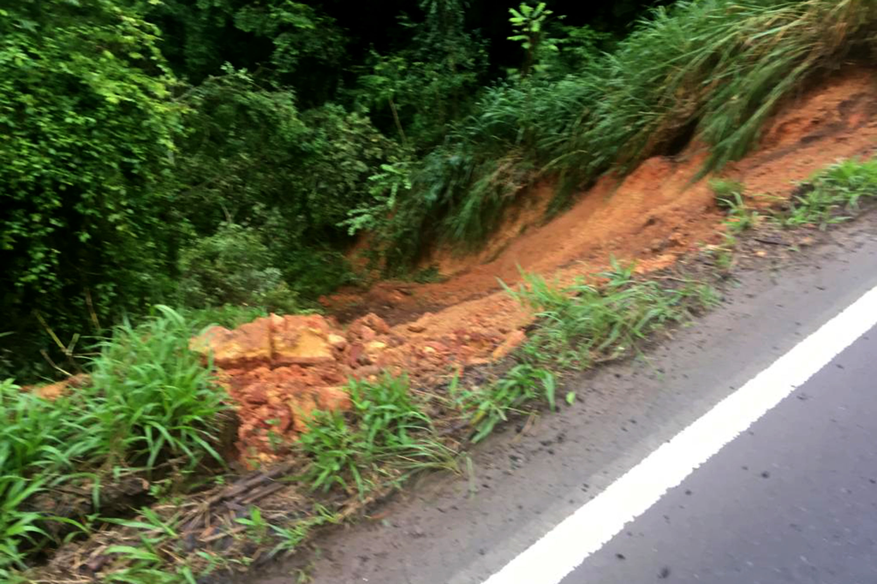 Interdição da PR-340 entre Tibagi e Telêmaco Borba, por conta de um desmoronamento de terra na tarde de sábado (16) - Curitiba, 17/03/2019 - Foto: Divulgação DER