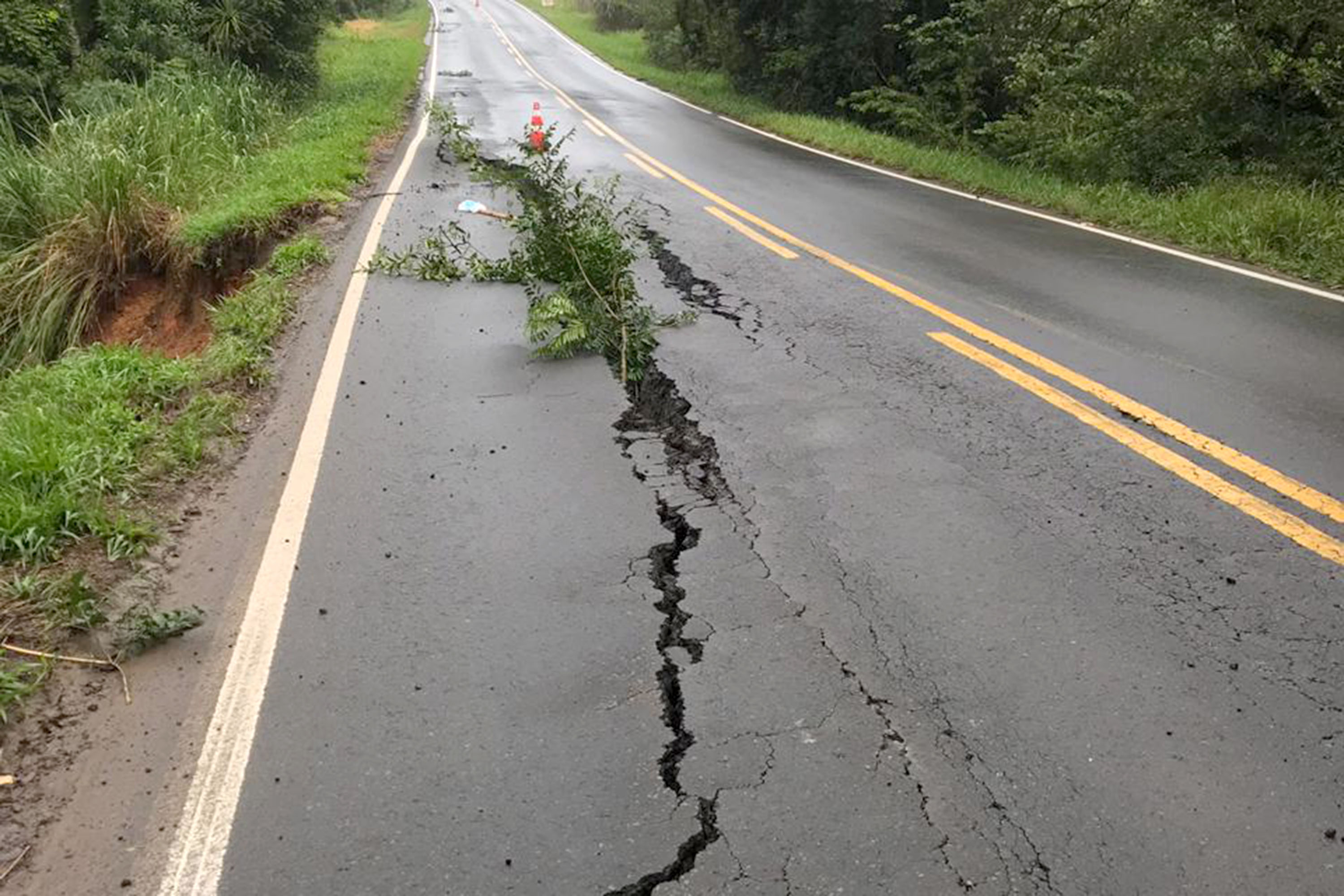 Interdição da PR-340 entre Tibagi e Telêmaco Borba, por conta de um desmoronamento de terra na tarde de sábado (16) - Curitiba, 17/03/2019 - Foto: Divulgação DER