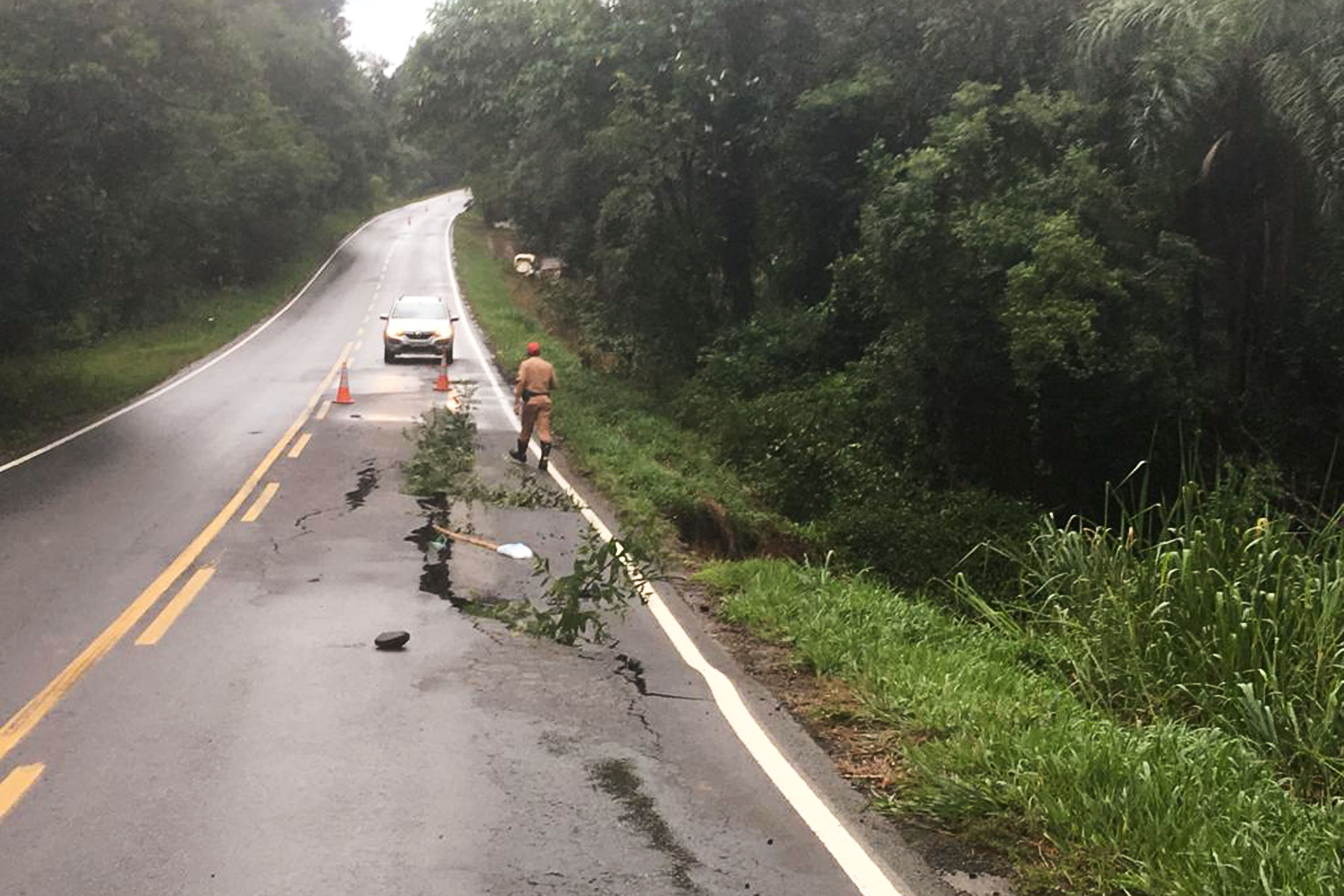 Interdição da PR-340 entre Tibagi e Telêmaco Borba, por conta de um desmoronamento de terra na tarde de sábado (16) - Curitiba, 17/03/2019 - Foto: Divulgação DER