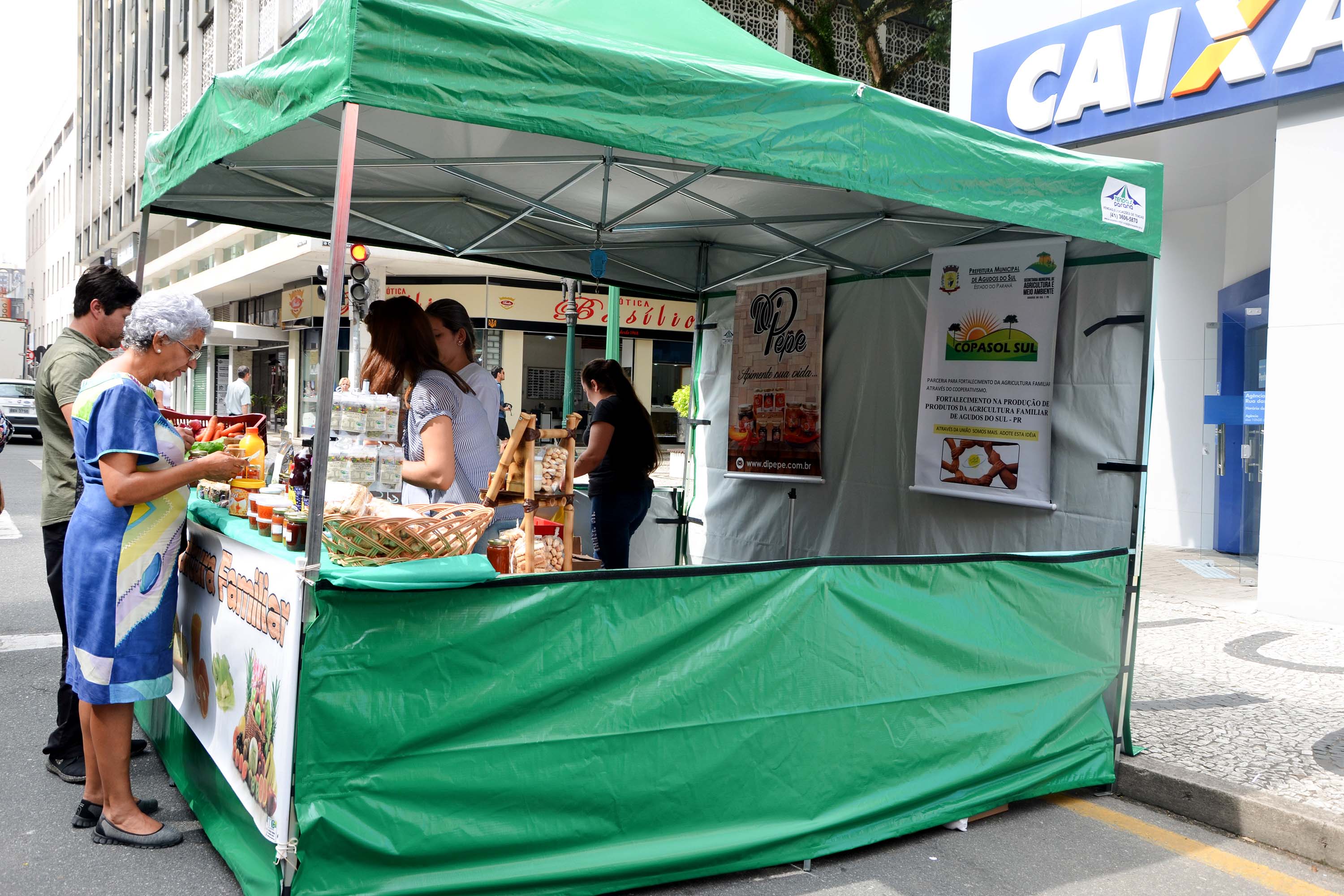A Copasol Sul, cooperativa de agricultura familiar de Agudos do Sul, na Região Metropolitana de Curitiba, fez sua estreia em vendas diretas de seus produtos ao consumidor durante a Feira das Cooperativas, que acontece todas às sextas-feiras, em Curitiba. Foto:SEAB