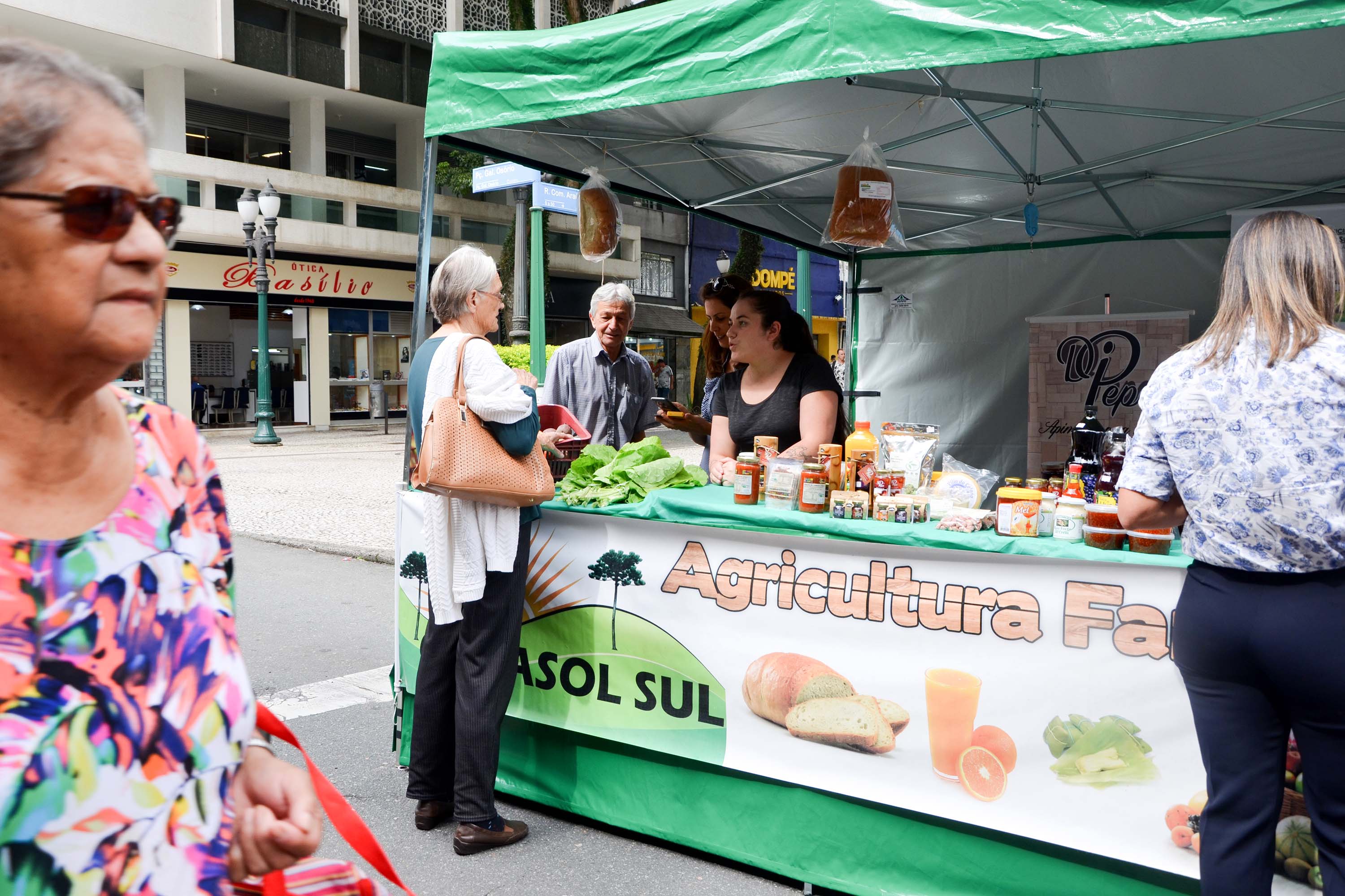 A Copasol Sul, cooperativa de agricultura familiar de Agudos do Sul, na Região Metropolitana de Curitiba, fez sua estreia em vendas diretas de seus produtos ao consumidor durante a Feira das Cooperativas, que acontece todas às sextas-feiras, em Curitiba. Foto:SEAB