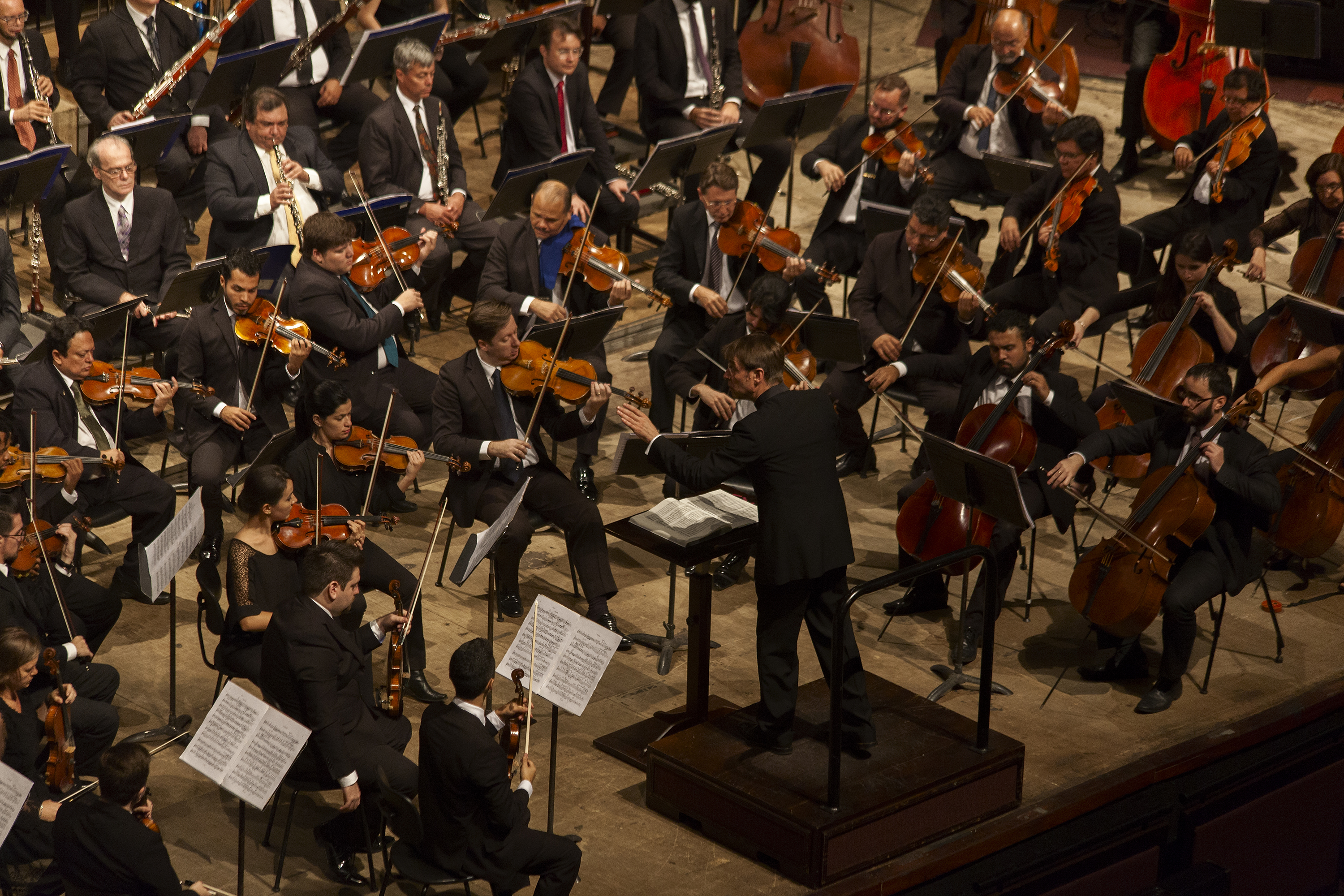 A Orquestra Sinfônica do Paraná apresenta neste domingo (24), às 10h30, a Abertura Francesa, concerto de abertura da Temporada 2019. Serão apresentadas quatro obras de três grandes compositores da França: Dukas, Debussy e Ravel.Foto:Maringas Maciel/Divulgação- CCTG