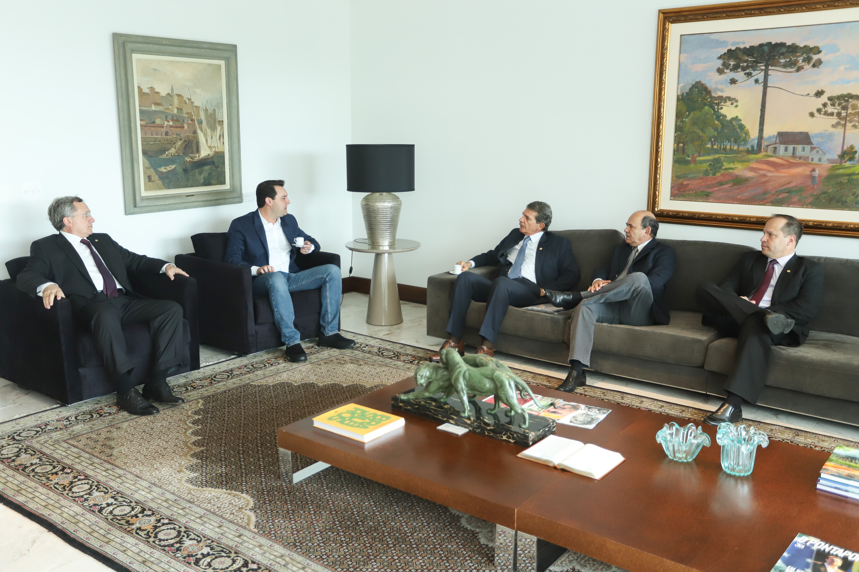 O governador Carlos Massa Ratinho Junior recebeu nesta segunda-feira, no Palácio Iguaçu, o diretor-geral brasileiro da Itaipu Binacional, general Joaquim Silva e Luna.Curitiba, 18-03-19.Foto: Rodrigo Félix Leal / ANPr.