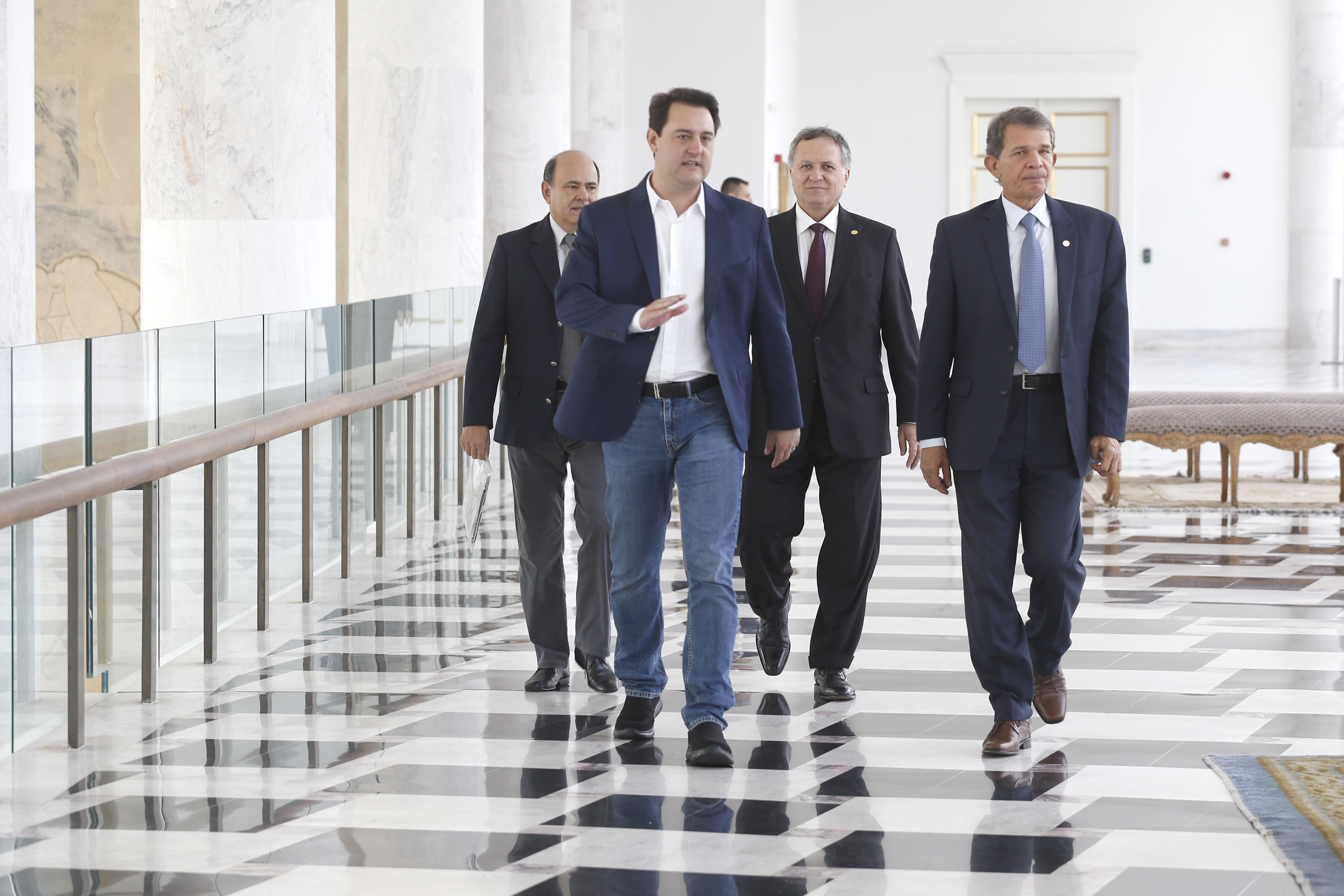 RATINHO JUNIOR RECEBE O DIRETOR-GERAL BRASILEIRO DA ITAIPU BINACIONAL. O governador Carlos Massa Ratinho Junior recebeu nesta segunda-feira, no Palácio Iguaçu, o diretor-geral brasileiro da Itaipu Binacional, general Joaquim Silva e Luna.Curitiba, 18-03-19.Foto: Arnaldo Alves / ANPr.