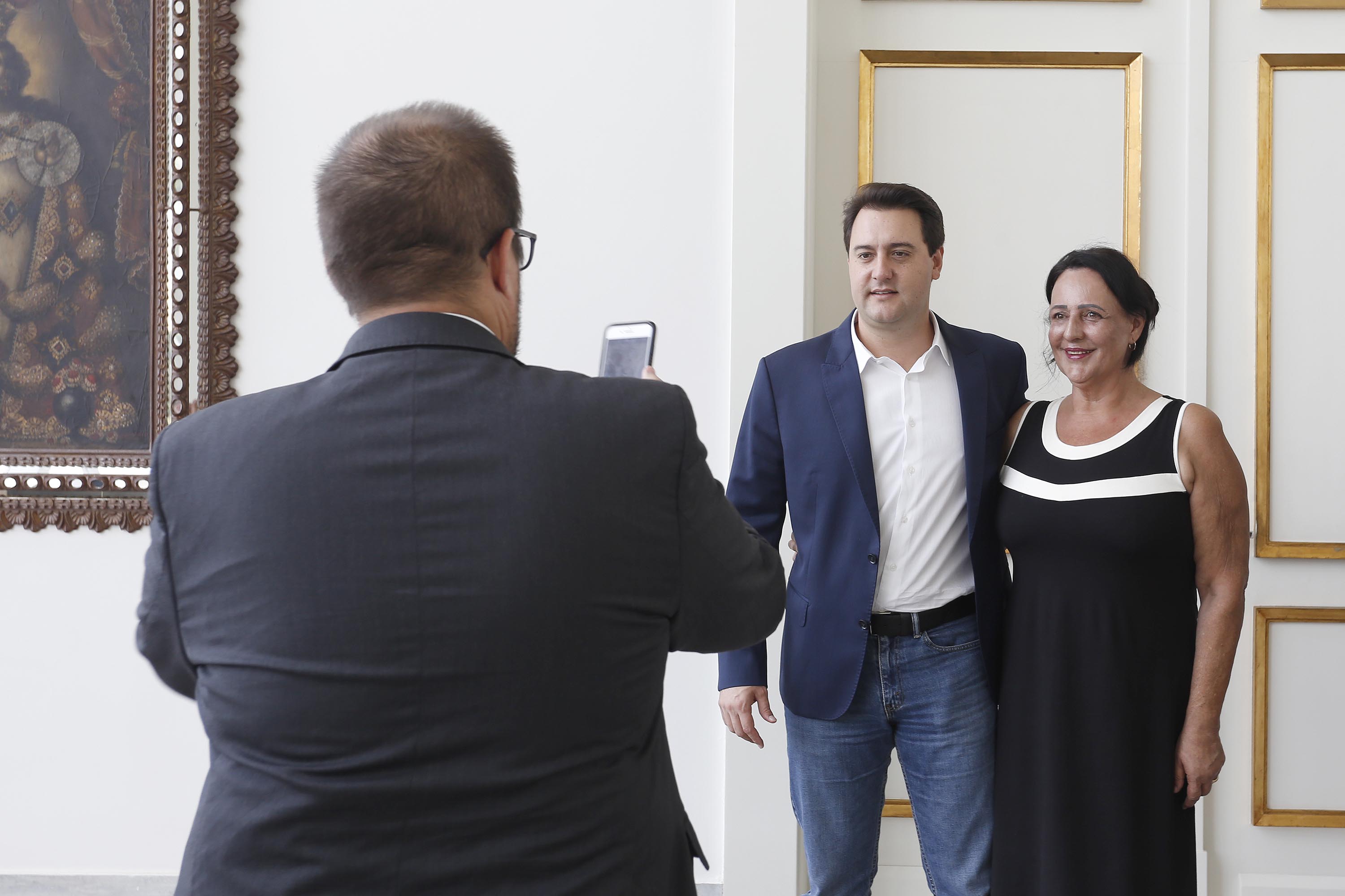 RATINHO JUNIOR RECEBE O DIRETOR-GERAL BRASILEIRO DA ITAIPU BINACIONAL. O governador Carlos Massa Ratinho Junior recebeu nesta segunda-feira, no Palácio Iguaçu, o diretor-geral brasileiro da Itaipu Binacional, general Joaquim Silva e Luna.Curitiba, 18-03-19.Foto: Arnaldo Alves / ANPr.