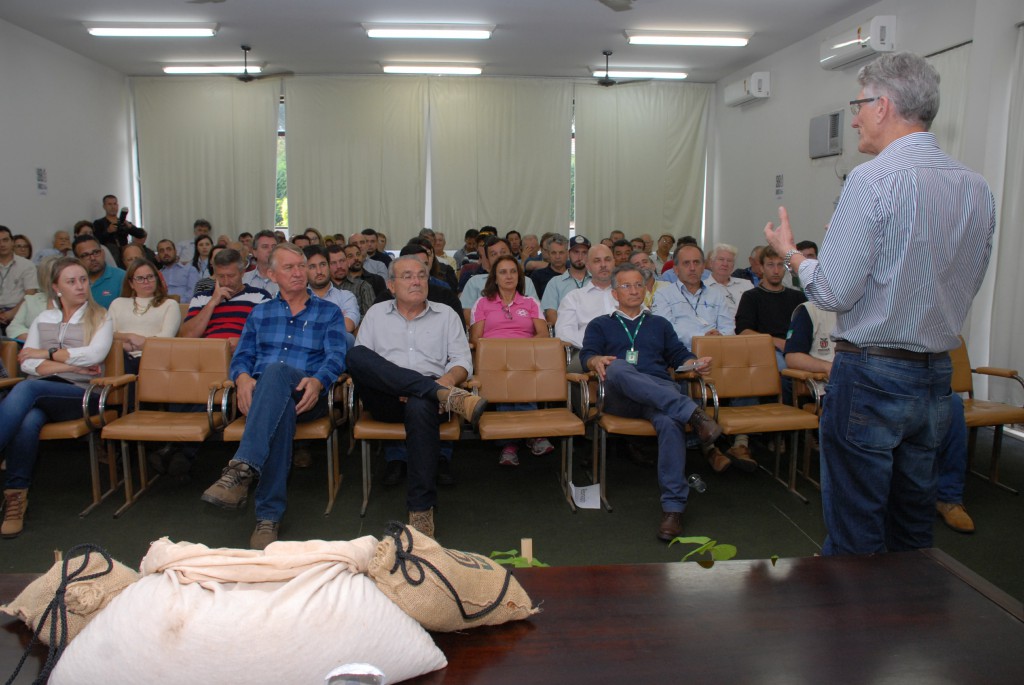 O secretário estadual da Agricultura e do Abastecimento, Norberto Ortigara, participou nesta quinta-feira (28) em Ponta Grossa do lançamento da cultivar de feijão-preto IPR Urutau, elaborada pelo Instituto Agronômico do Paraná (Iapar).  -  Ponta Grossa, 28/03/2019  -  Foto:  Edino Ferreira da Silva/ Iapar