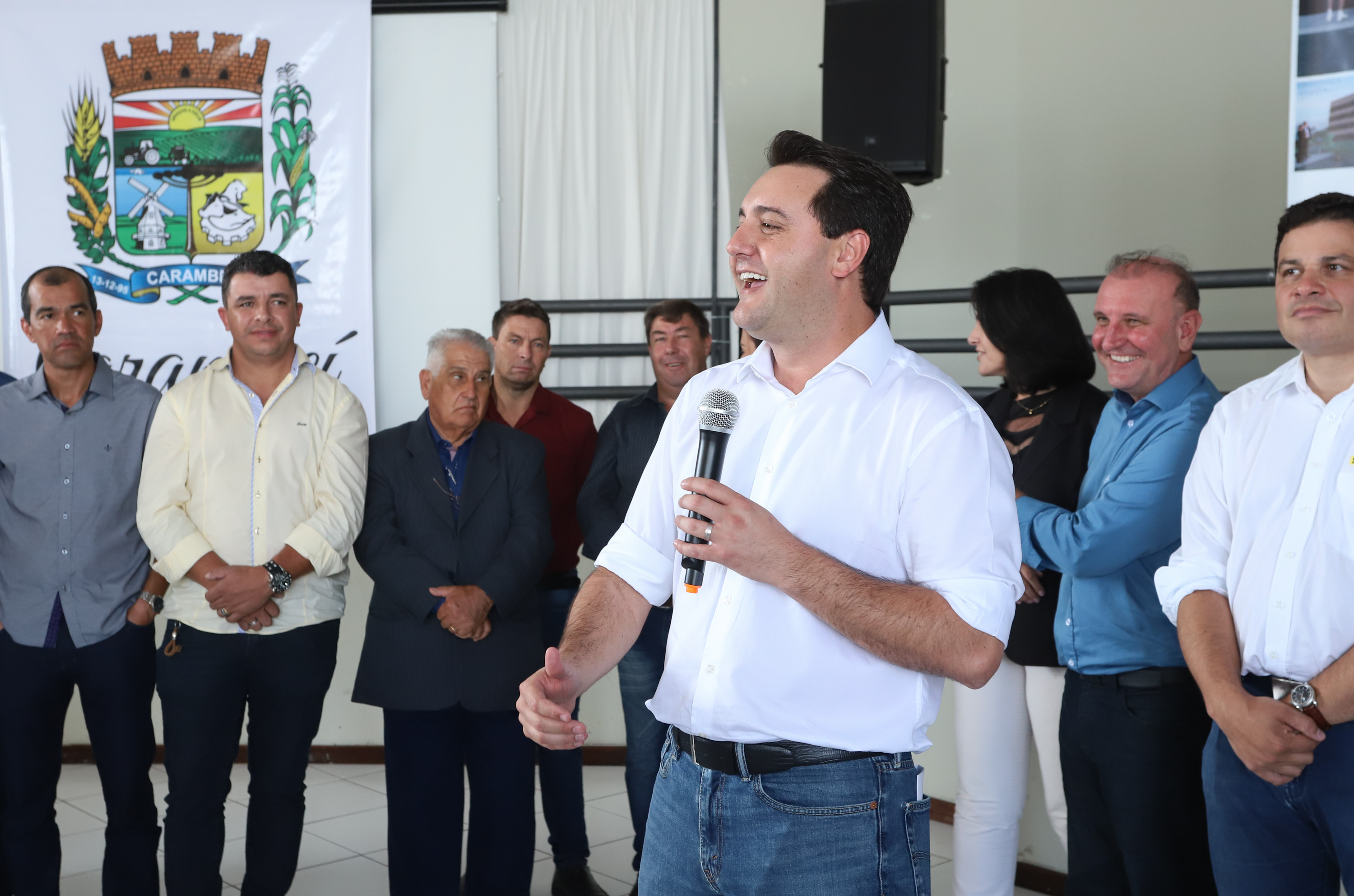 O município de Carambeí, nos Campos Gerais, recebeu nesta sexta-feira (29) a autorização do governador Carlos Massa Ratinho Junior para o início de duas obras bastante aguardadas pela população: a construção da sede própria da Prefeitura e a pavimentação da estrada que liga a PR-151 à localidade de Catanduvas. - Carambeí 29/03/2019 - Foto: Rodrigo Félix Leal/ANPr