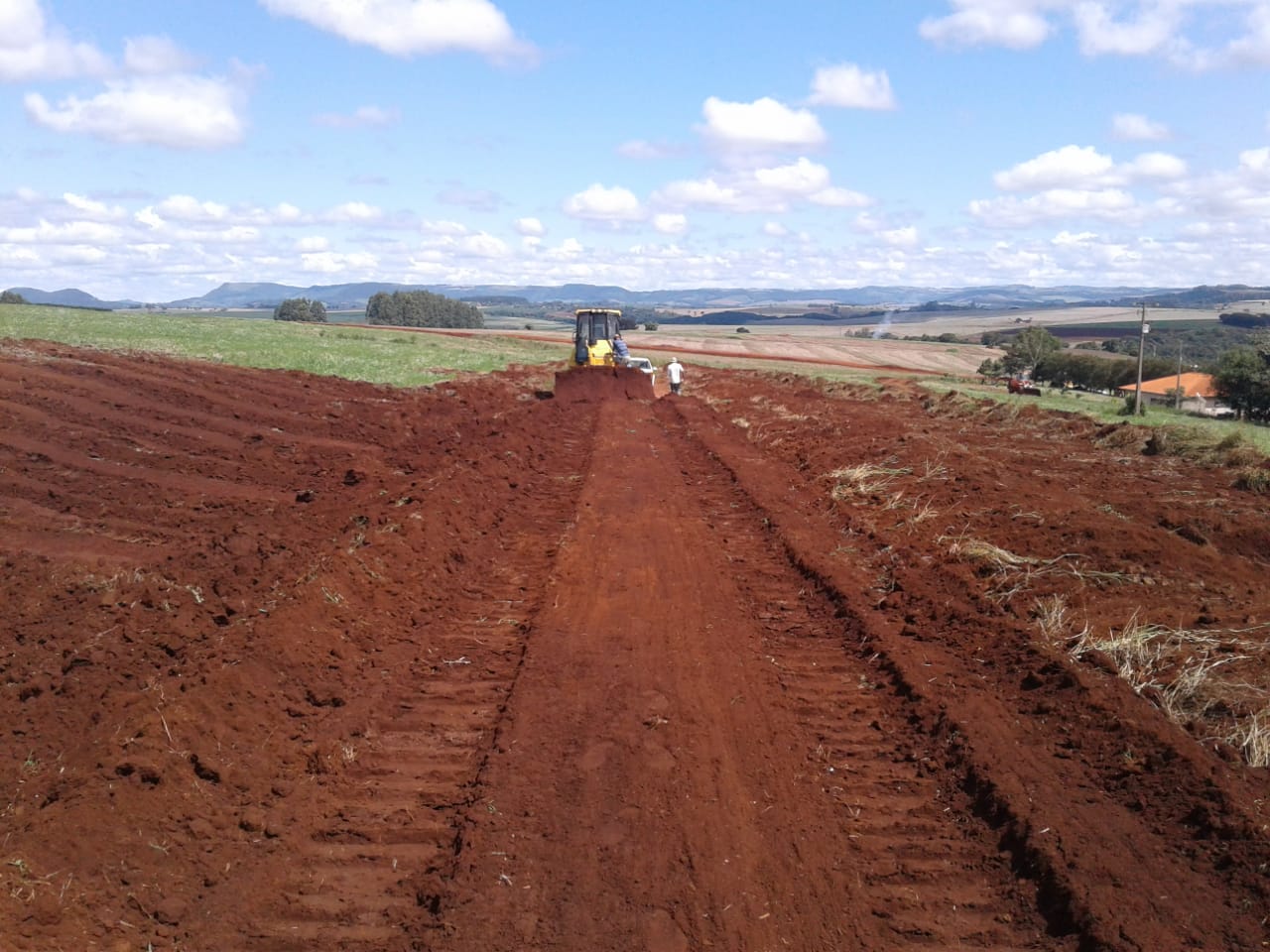 O Governo do Paraná iniciou uma nova etapa do Programa Estradas da Integração que vai beneficiar 684 propriedades rurais e aproximadamente 3,5 mil pessoas, segundo estimativa dos técnicos responsáveis pelo programa.  -  Curitiba, 29/03/2019  -  Foto: Divulgação SEAB