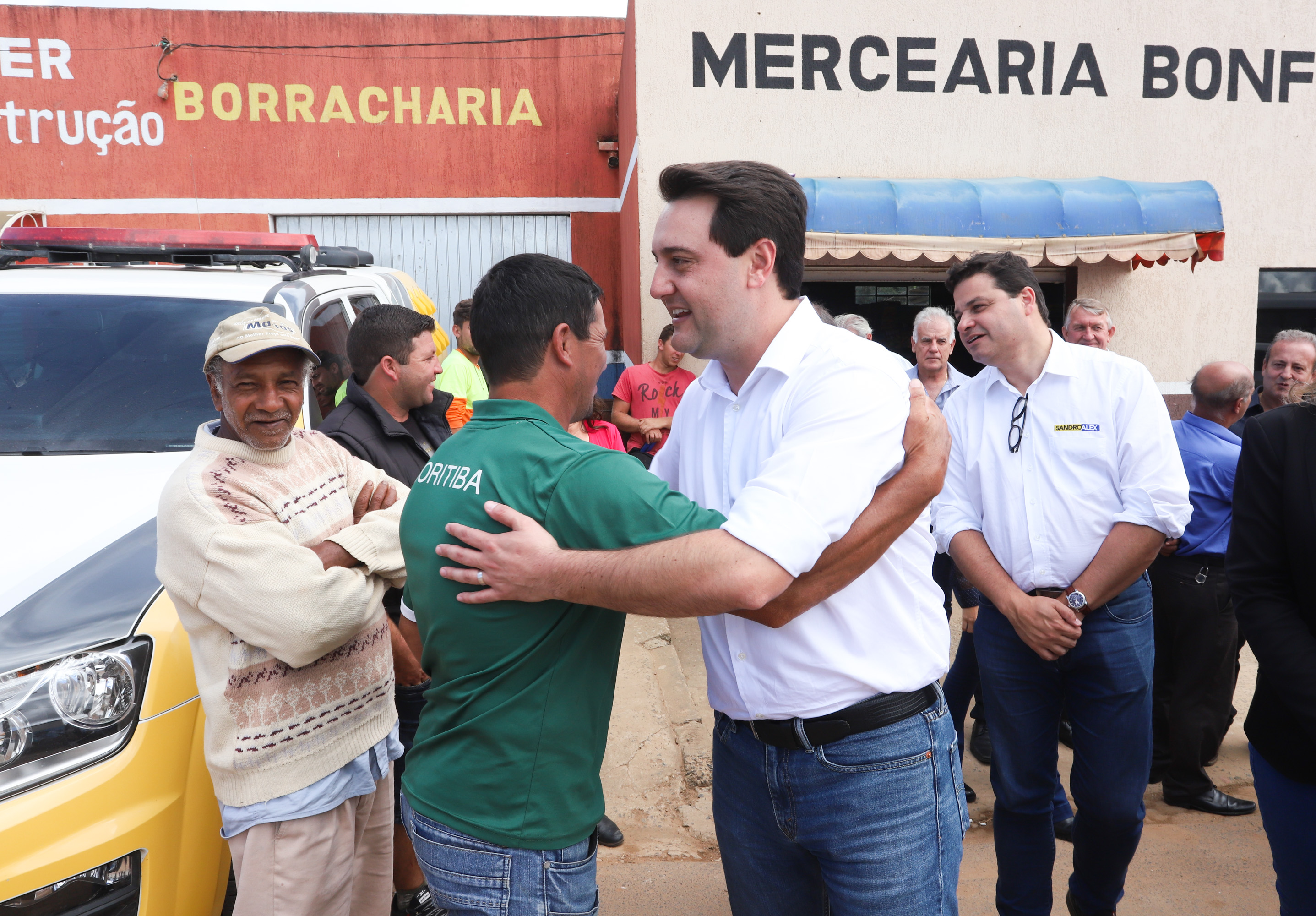 Cerca de oito mil pessoas serão beneficiadas pela obra de pavimentação da Estrada do Socavão, principal distrito de Castro, nos Campos Gerais. Nesta sexta-feira (29), o governador Carlos Massa Ratinho Junior esteve no município e assinou a ordem de serviço para pavimentar um trecho de nove quilômetros da estrada que liga o distrito de Socavão até a região do Pinheirão, em direção à PR-090. - Castro, 29/03/2019 - Foto: Rodrigo Félix Leal/ANPr