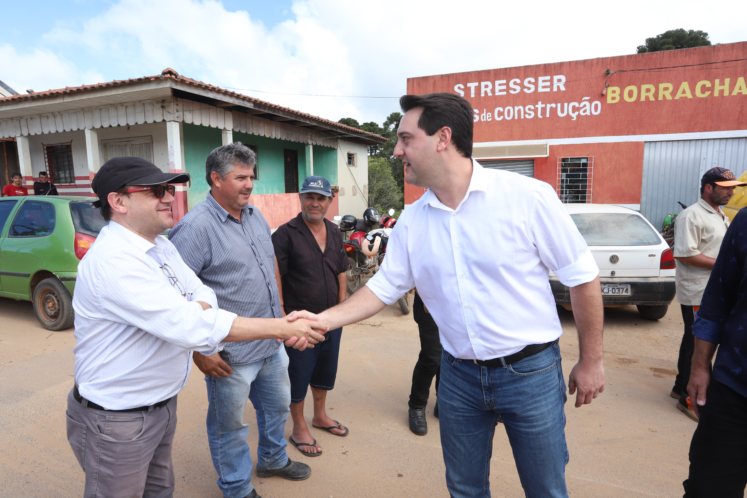 Cerca de oito mil pessoas serão beneficiadas pela obra de pavimentação da Estrada do Socavão, principal distrito de Castro, nos Campos Gerais. Nesta sexta-feira (29), o governador Carlos Massa Ratinho Junior esteve no município e assinou a ordem de serviço para pavimentar um trecho de nove quilômetros da estrada que liga o distrito de Socavão até a região do Pinheirão, em direção à PR-090. - Castro, 29/03/2019 - Foto: Rodrigo Félix Leal/ANPr