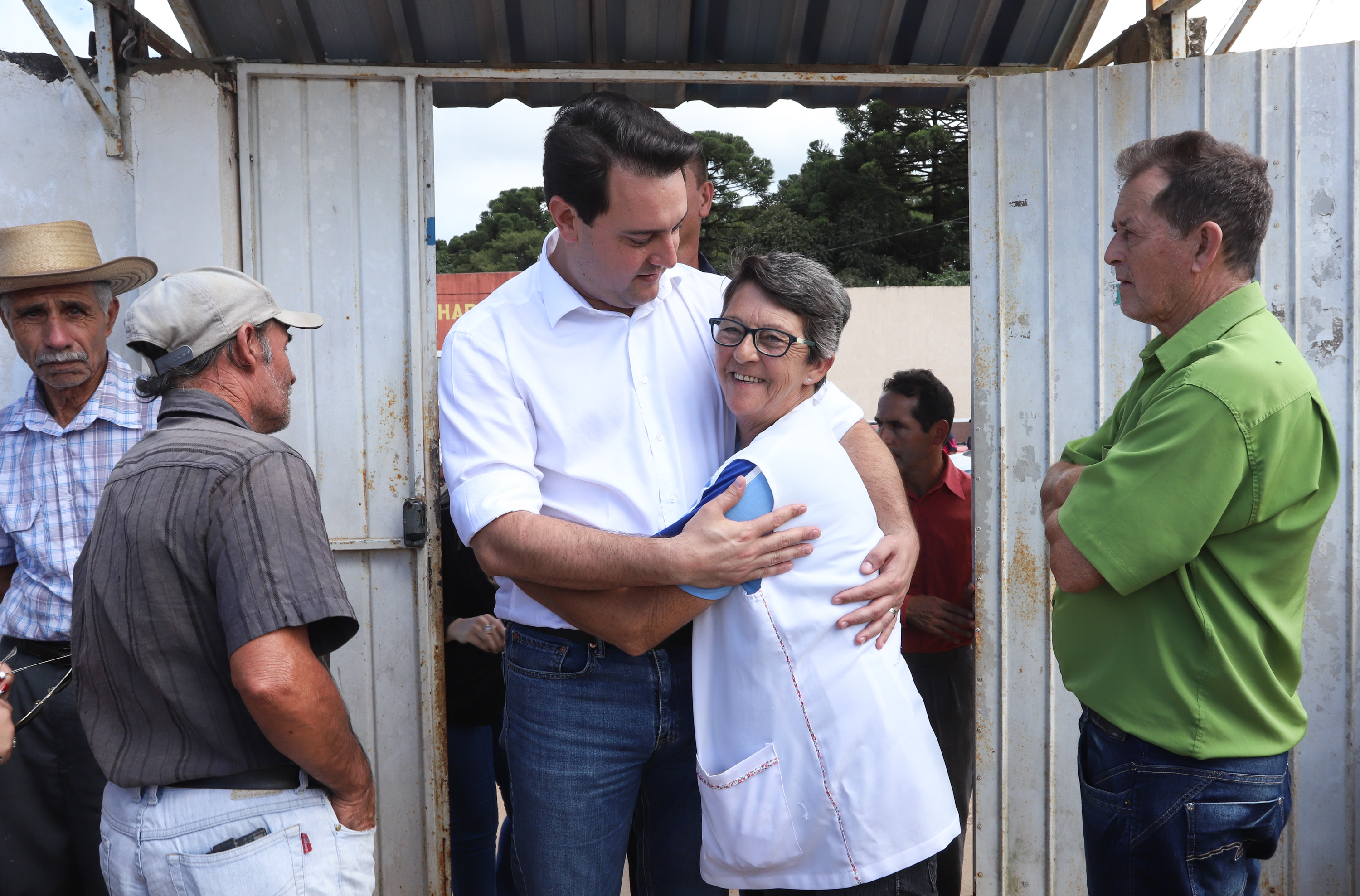 Cerca de oito mil pessoas serão beneficiadas pela obra de pavimentação da Estrada do Socavão, principal distrito de Castro, nos Campos Gerais. Nesta sexta-feira (29), o governador Carlos Massa Ratinho Junior esteve no município e assinou a ordem de serviço para pavimentar um trecho de nove quilômetros da estrada que liga o distrito de Socavão até a região do Pinheirão, em direção à PR-090. - Castro, 29/03/2019 - Foto: Rodrigo Félix Leal/ANPr