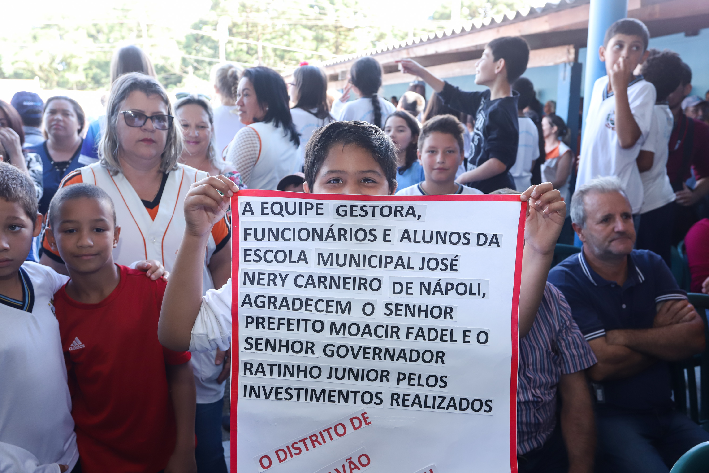 Cerca de oito mil pessoas serão beneficiadas pela obra de pavimentação da Estrada do Socavão, principal distrito de Castro, nos Campos Gerais. Nesta sexta-feira (29), o governador Carlos Massa Ratinho Junior esteve no município e assinou a ordem de serviço para pavimentar um trecho de nove quilômetros da estrada que liga o distrito de Socavão até a região do Pinheirão, em direção à PR-090. - Castro, 29/03/2019 - Foto: Rodrigo Félix Leal/ANPr