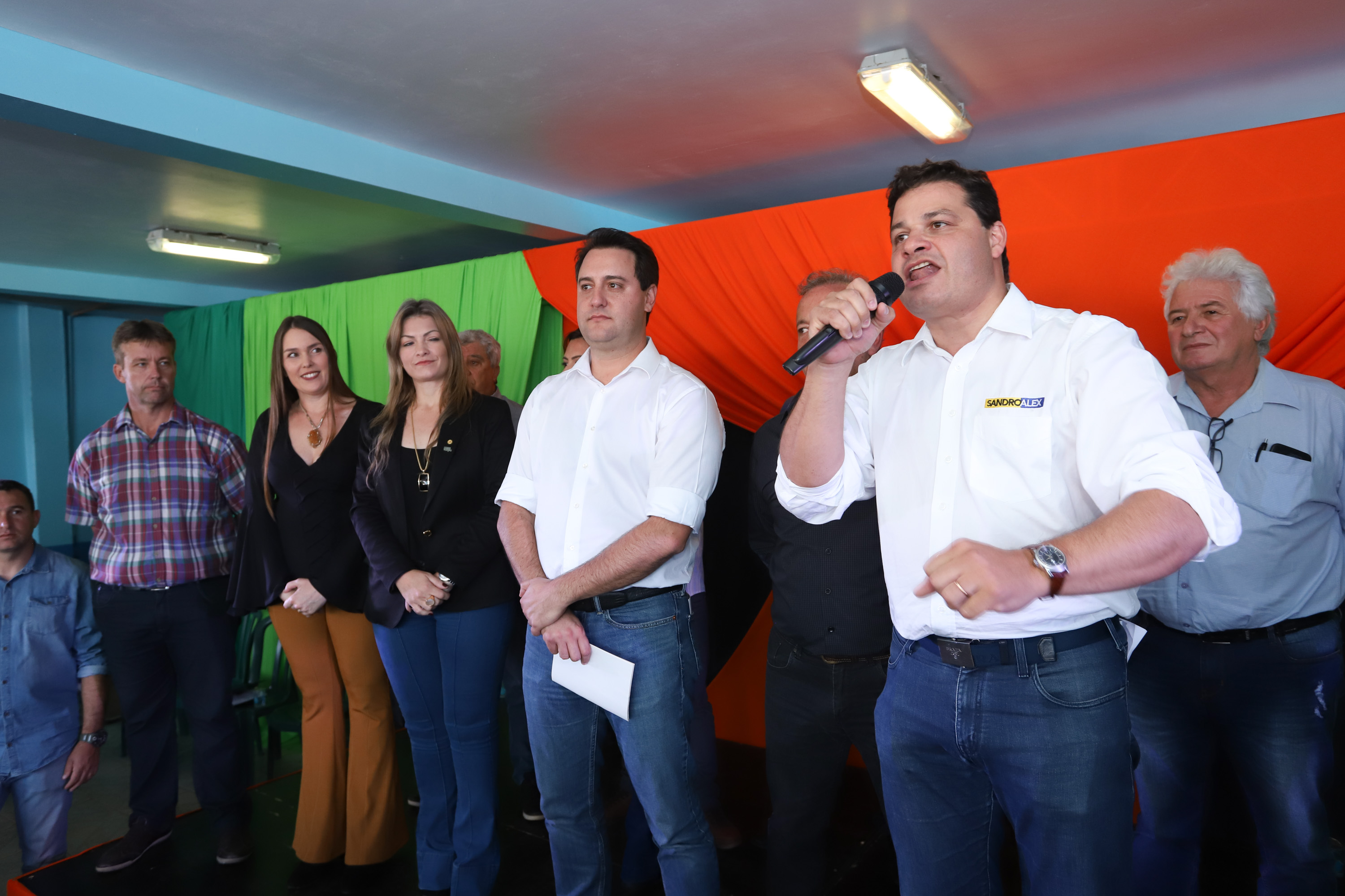 Cerca de oito mil pessoas serão beneficiadas pela obra de pavimentação da Estrada do Socavão, principal distrito de Castro, nos Campos Gerais. Nesta sexta-feira (29), o governador Carlos Massa Ratinho Junior esteve no município e assinou a ordem de serviço para pavimentar um trecho de nove quilômetros da estrada que liga o distrito de Socavão até a região do Pinheirão, em direção à PR-090. - Castro, 29/03/2019 - Foto: Rodrigo Félix Leal/ANPr
