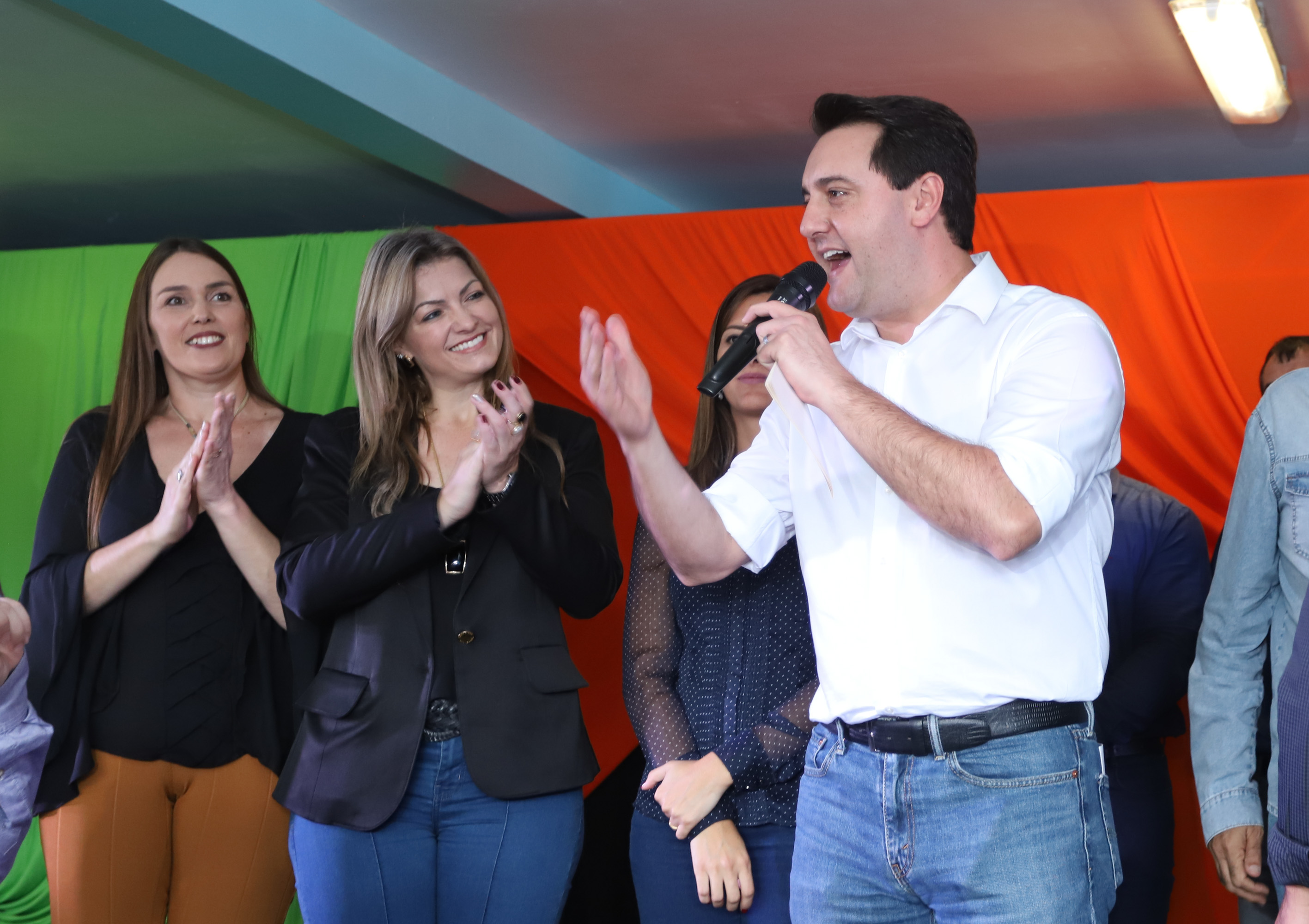 Cerca de oito mil pessoas serão beneficiadas pela obra de pavimentação da Estrada do Socavão, principal distrito de Castro, nos Campos Gerais. Nesta sexta-feira (29), o governador Carlos Massa Ratinho Junior esteve no município e assinou a ordem de serviço para pavimentar um trecho de nove quilômetros da estrada que liga o distrito de Socavão até a região do Pinheirão, em direção à PR-090. - Castro, 29/03/2019 - Foto: Rodrigo Félix Leal/ANPr