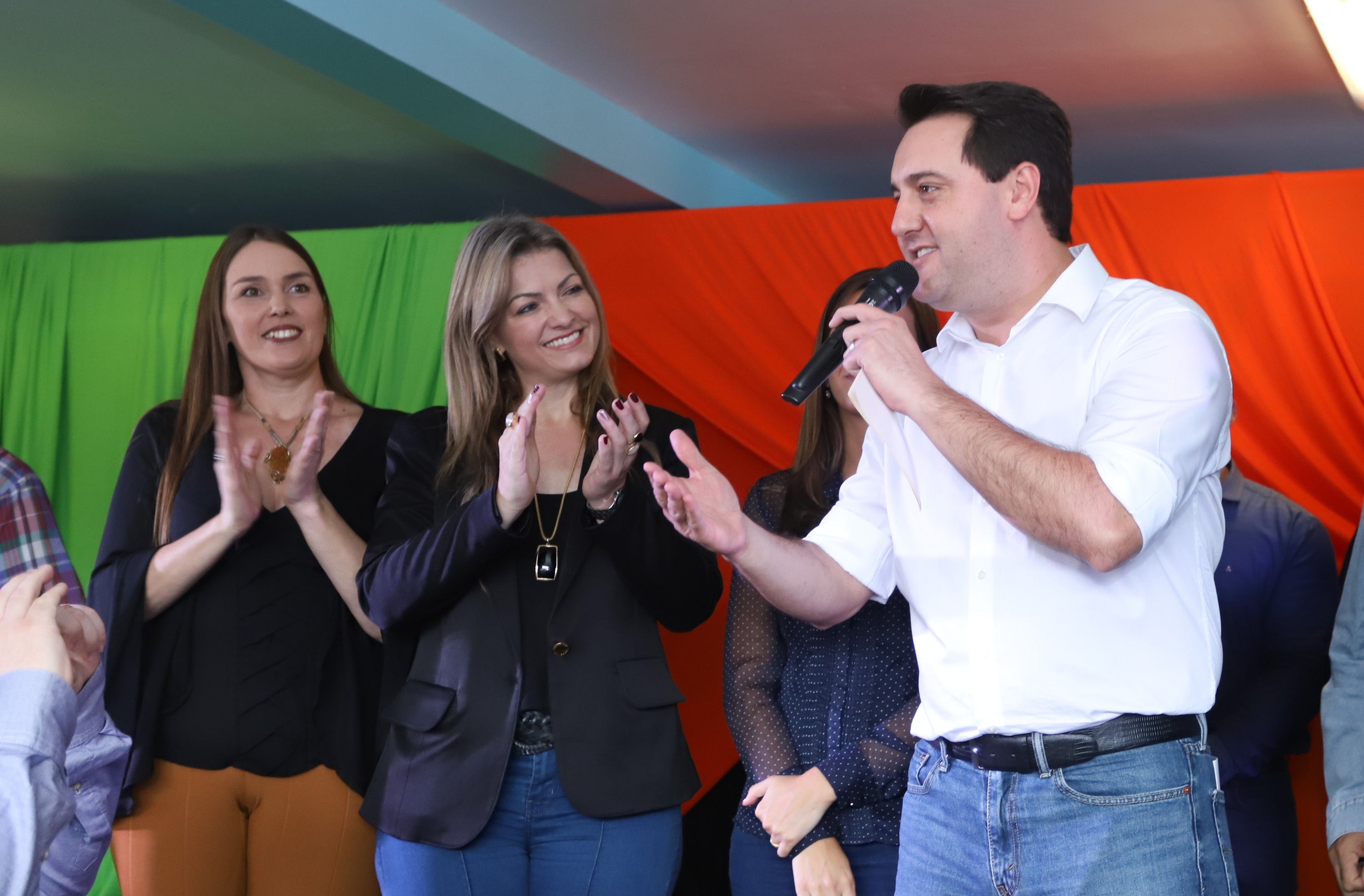 Cerca de oito mil pessoas serão beneficiadas pela obra de pavimentação da Estrada do Socavão, principal distrito de Castro, nos Campos Gerais. Nesta sexta-feira (29), o governador Carlos Massa Ratinho Junior esteve no município e assinou a ordem de serviço para pavimentar um trecho de nove quilômetros da estrada que liga o distrito de Socavão até a região do Pinheirão, em direção à PR-090. - Castro, 29/03/2019 - Foto: Rodrigo Félix Leal/ANPr