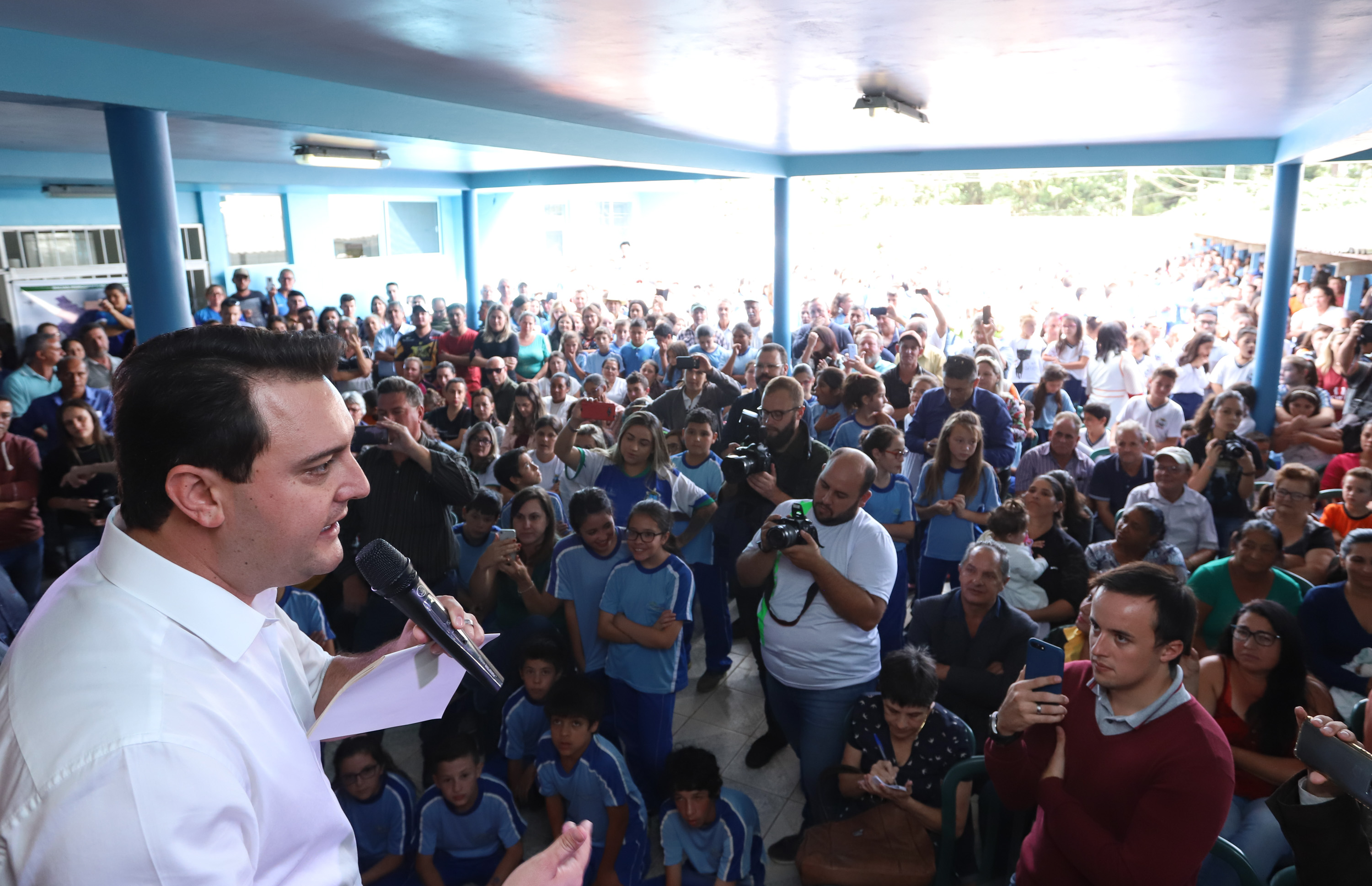 Cerca de oito mil pessoas serão beneficiadas pela obra de pavimentação da Estrada do Socavão, principal distrito de Castro, nos Campos Gerais. Nesta sexta-feira (29), o governador Carlos Massa Ratinho Junior esteve no município e assinou a ordem de serviço para pavimentar um trecho de nove quilômetros da estrada que liga o distrito de Socavão até a região do Pinheirão, em direção à PR-090. - Castro, 29/03/2019 - Foto: Rodrigo Félix Leal/ANPr