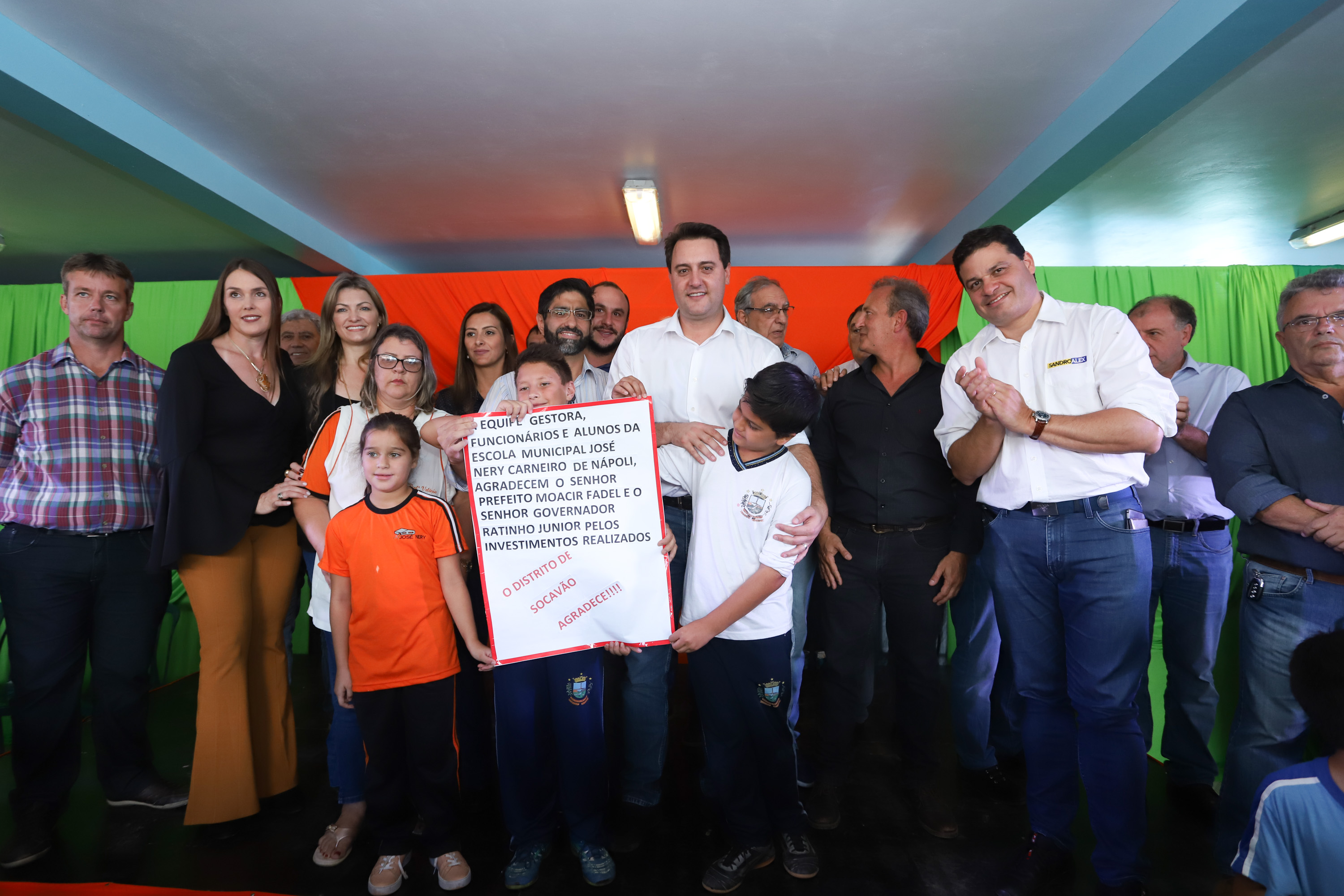 Cerca de oito mil pessoas serão beneficiadas pela obra de pavimentação da Estrada do Socavão, principal distrito de Castro, nos Campos Gerais. Nesta sexta-feira (29), o governador Carlos Massa Ratinho Junior esteve no município e assinou a ordem de serviço para pavimentar um trecho de nove quilômetros da estrada que liga o distrito de Socavão até a região do Pinheirão, em direção à PR-090. - Castro, 29/03/2019 - Foto: Rodrigo Félix Leal/ANPr