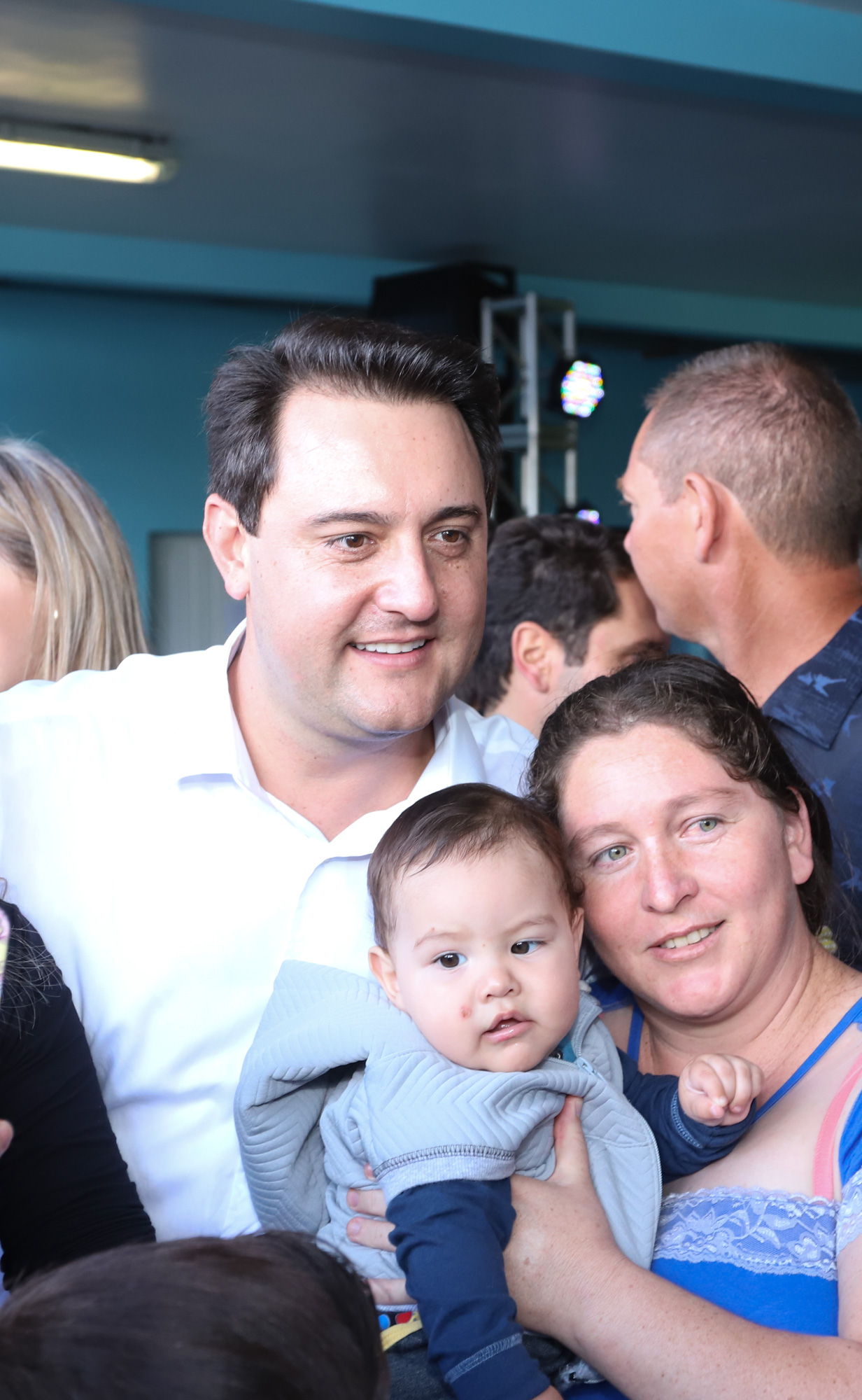 Cerca de oito mil pessoas serão beneficiadas pela obra de pavimentação da Estrada do Socavão, principal distrito de Castro, nos Campos Gerais. Nesta sexta-feira (29), o governador Carlos Massa Ratinho Junior esteve no município e assinou a ordem de serviço para pavimentar um trecho de nove quilômetros da estrada que liga o distrito de Socavão até a região do Pinheirão, em direção à PR-090. - Castro, 29/03/2019 - Foto: Rodrigo Félix Leal/ANPr