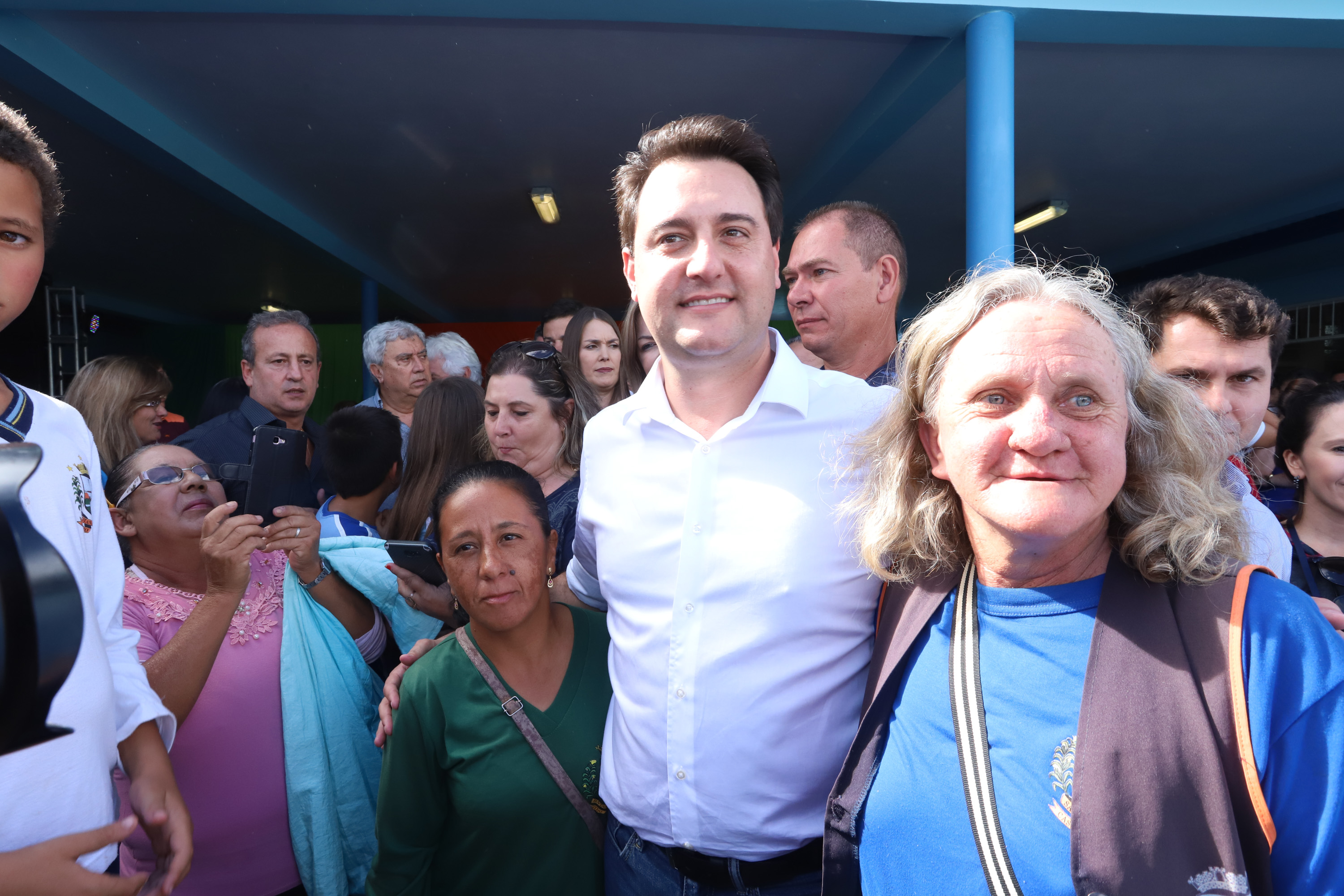 Cerca de oito mil pessoas serão beneficiadas pela obra de pavimentação da Estrada do Socavão, principal distrito de Castro, nos Campos Gerais. Nesta sexta-feira (29), o governador Carlos Massa Ratinho Junior esteve no município e assinou a ordem de serviço para pavimentar um trecho de nove quilômetros da estrada que liga o distrito de Socavão até a região do Pinheirão, em direção à PR-090. - Castro, 29/03/2019 - Foto: Rodrigo Félix Leal/ANPr