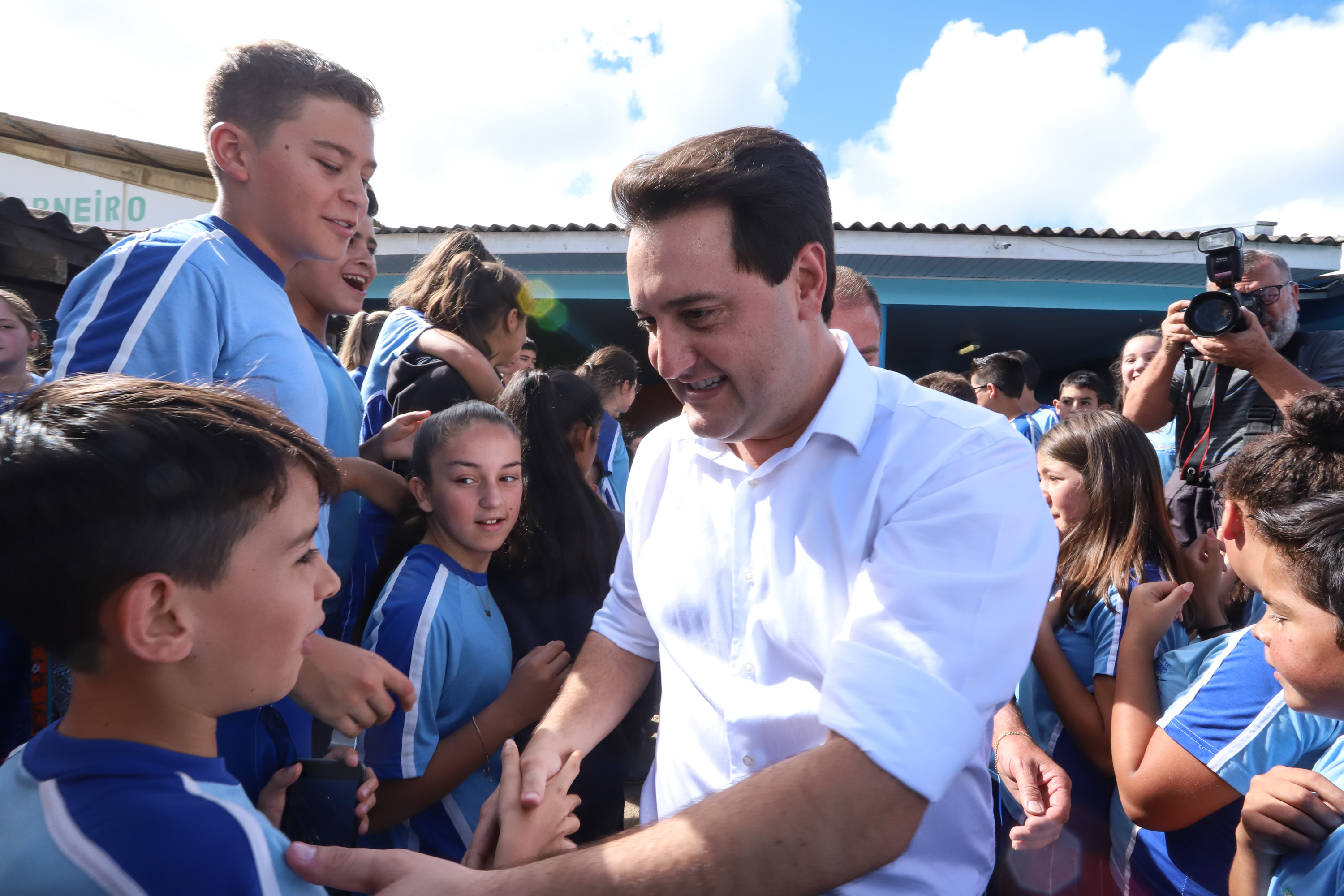 Cerca de oito mil pessoas serão beneficiadas pela obra de pavimentação da Estrada do Socavão, principal distrito de Castro, nos Campos Gerais. Nesta sexta-feira (29), o governador Carlos Massa Ratinho Junior esteve no município e assinou a ordem de serviço para pavimentar um trecho de nove quilômetros da estrada que liga o distrito de Socavão até a região do Pinheirão, em direção à PR-090. - Castro, 29/03/2019 - Foto: Rodrigo Félix Leal/ANPr