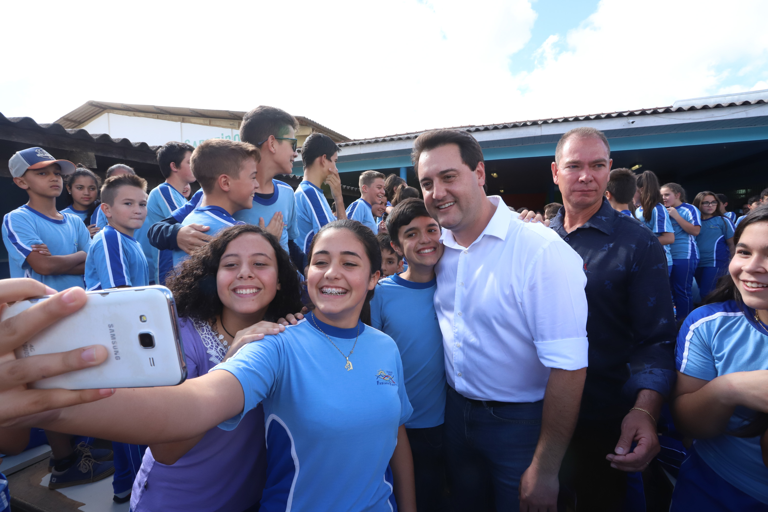 Cerca de oito mil pessoas serão beneficiadas pela obra de pavimentação da Estrada do Socavão, principal distrito de Castro, nos Campos Gerais. Nesta sexta-feira (29), o governador Carlos Massa Ratinho Junior esteve no município e assinou a ordem de serviço para pavimentar um trecho de nove quilômetros da estrada que liga o distrito de Socavão até a região do Pinheirão, em direção à PR-090. - Castro, 29/03/2019 - Foto: Rodrigo Félix Leal/ANPr