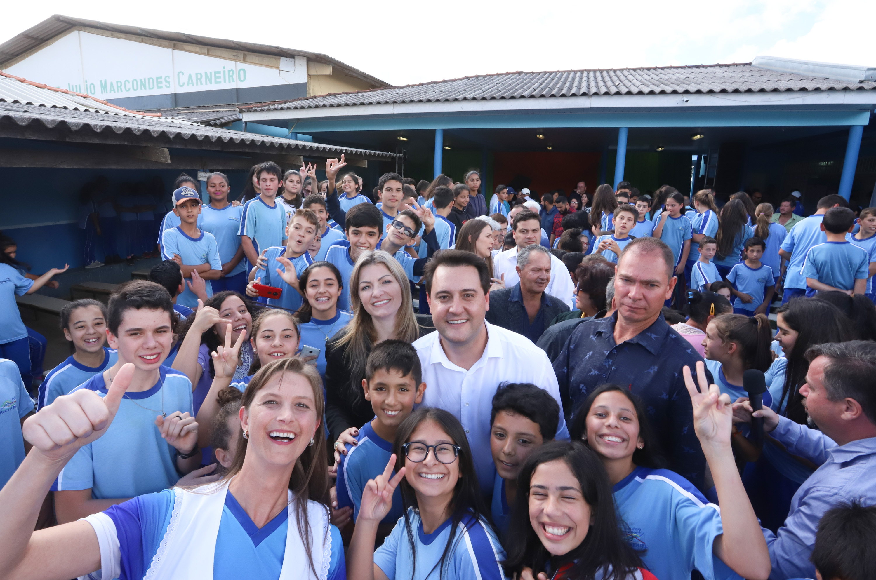 Cerca de oito mil pessoas serão beneficiadas pela obra de pavimentação da Estrada do Socavão, principal distrito de Castro, nos Campos Gerais. Nesta sexta-feira (29), o governador Carlos Massa Ratinho Junior esteve no município e assinou a ordem de serviço para pavimentar um trecho de nove quilômetros da estrada que liga o distrito de Socavão até a região do Pinheirão, em direção à PR-090. - Castro, 29/03/2019 - Foto: Rodrigo Félix Leal/ANPr