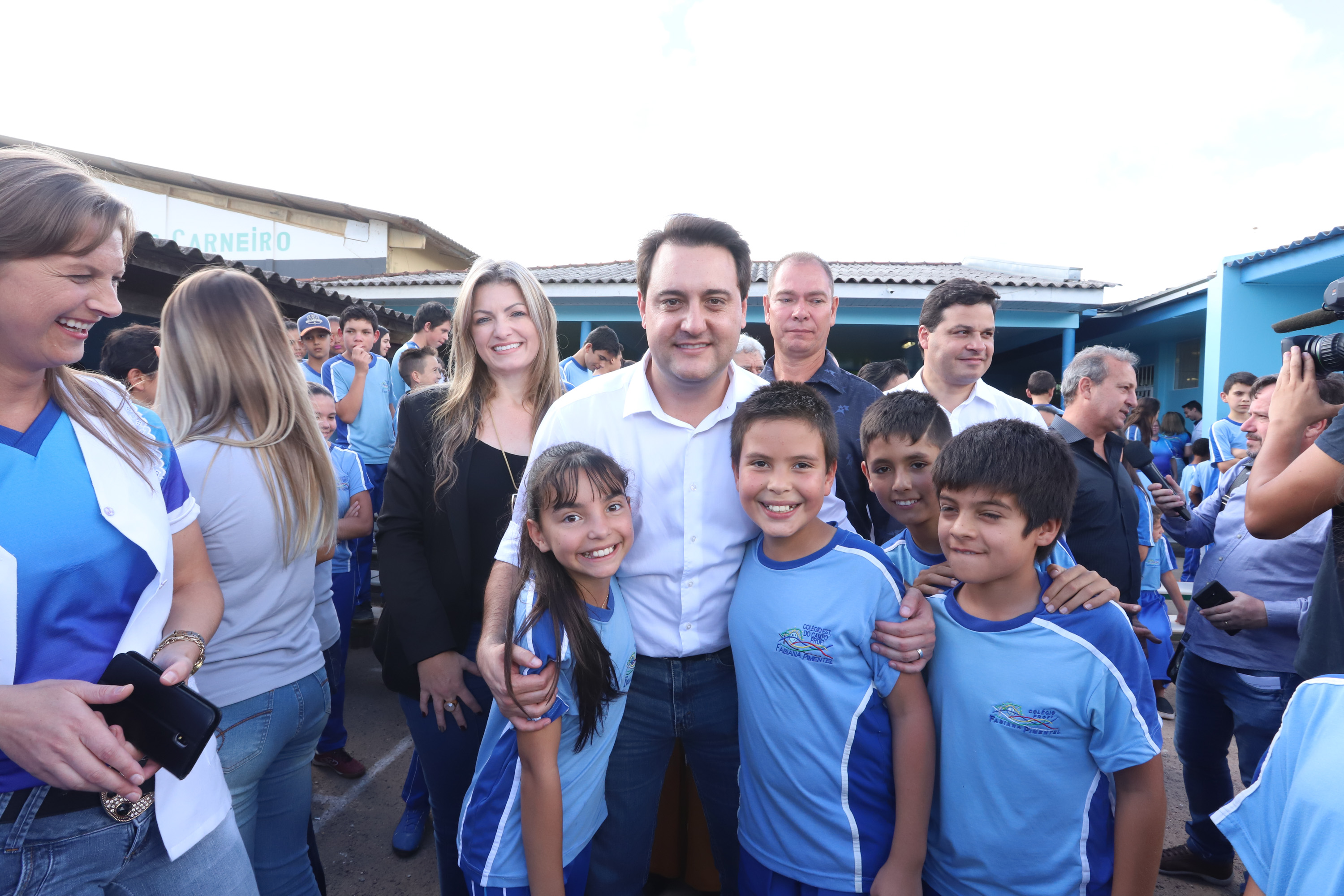 Cerca de oito mil pessoas serão beneficiadas pela obra de pavimentação da Estrada do Socavão, principal distrito de Castro, nos Campos Gerais. Nesta sexta-feira (29), o governador Carlos Massa Ratinho Junior esteve no município e assinou a ordem de serviço para pavimentar um trecho de nove quilômetros da estrada que liga o distrito de Socavão até a região do Pinheirão, em direção à PR-090. - Castro, 29/03/2019 - Foto: Rodrigo Félix Leal/ANPr
