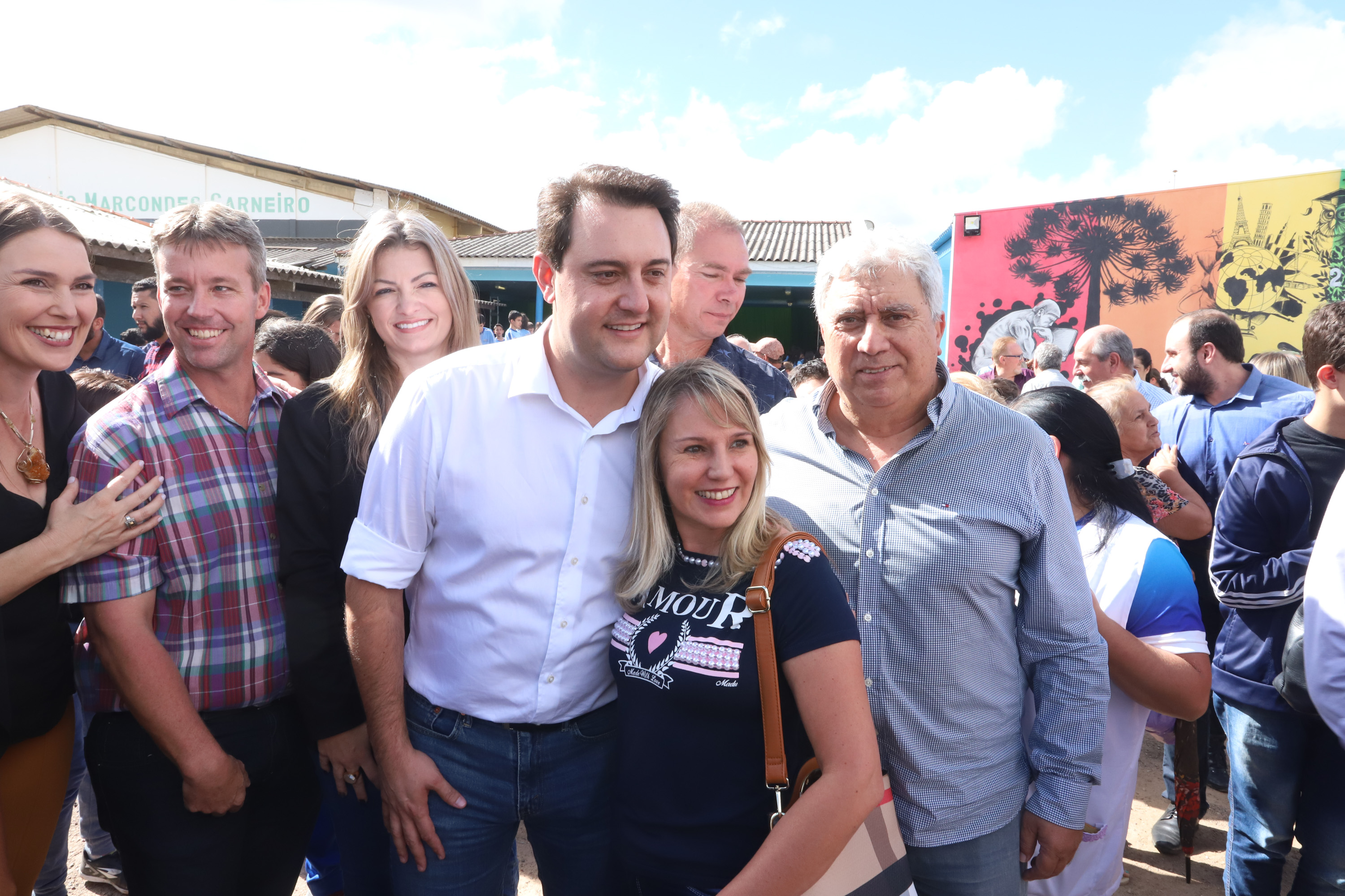 Cerca de oito mil pessoas serão beneficiadas pela obra de pavimentação da Estrada do Socavão, principal distrito de Castro, nos Campos Gerais. Nesta sexta-feira (29), o governador Carlos Massa Ratinho Junior esteve no município e assinou a ordem de serviço para pavimentar um trecho de nove quilômetros da estrada que liga o distrito de Socavão até a região do Pinheirão, em direção à PR-090. - Castro, 29/03/2019 - Foto: Rodrigo Félix Leal/ANPr